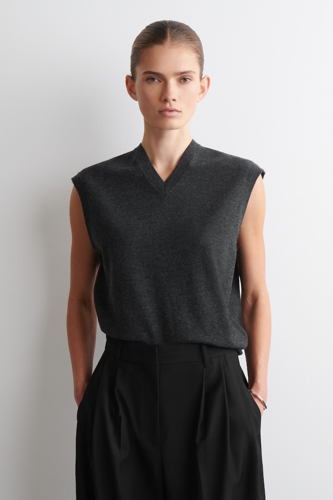 MERINO WOOL V-NECK VEST — DARK GREY