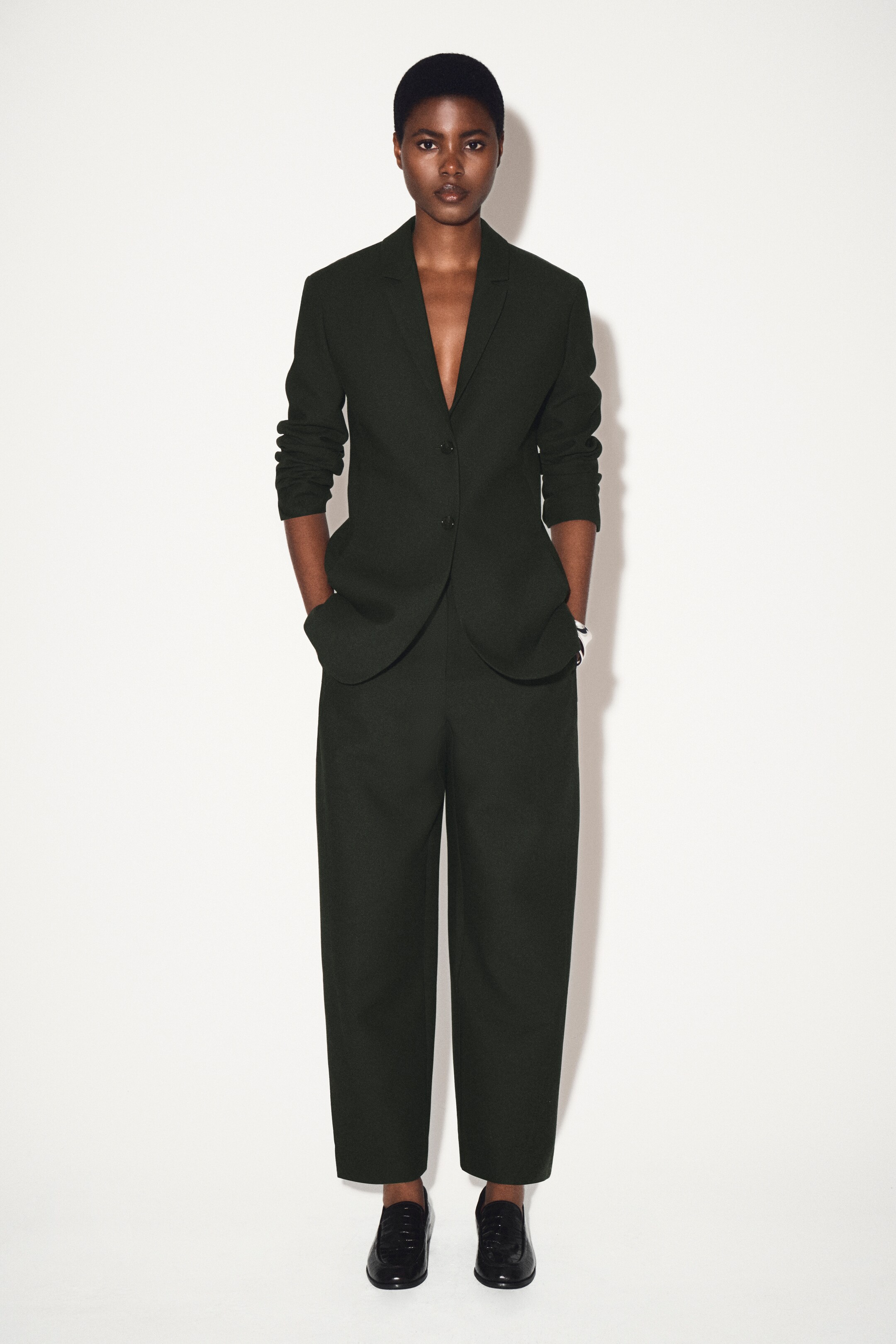 Größeres Bild anzeigen: VERKÜRZTE HOSE AUS WOLLE MIT BARREL-BEIN - DUNKELGRÜN - Ladies | H&M AT 6