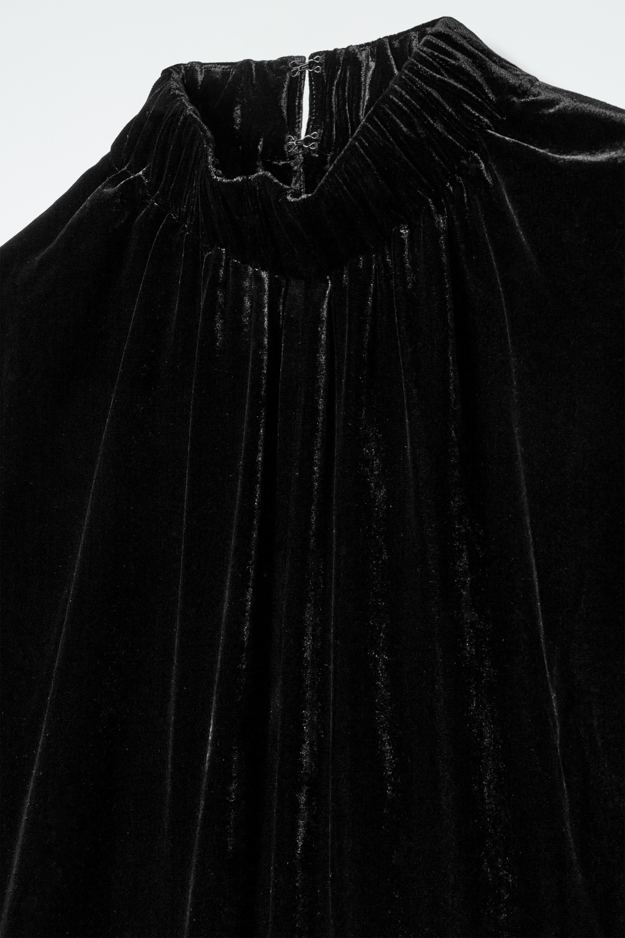 Agrandir l'image: ROBE MIDI FRONCÉE VELOURS DE SOIE MÉLANGÉE - NOIR - FEMME | H&M CH 2