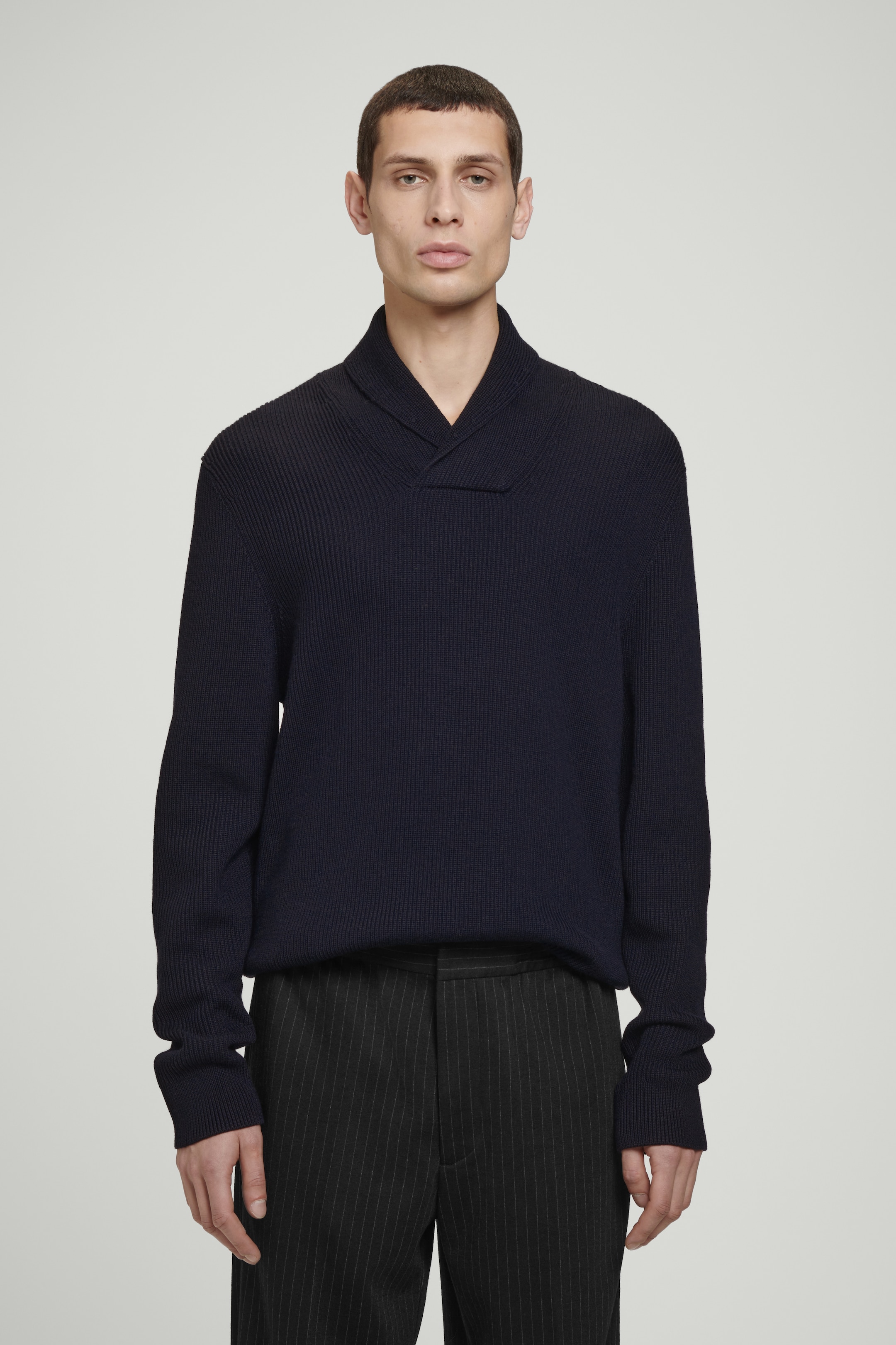 Agrandir l'image: PULL À COL CHÂLE EN LAINE MÉRINOS CÔTELÉE - BLEU MARINE - HOMME | H&M CH 1