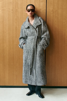 BELTED HERRINGBONE WOOL MOCK-NECK COAT — BLACK / HERRINGBONE 9