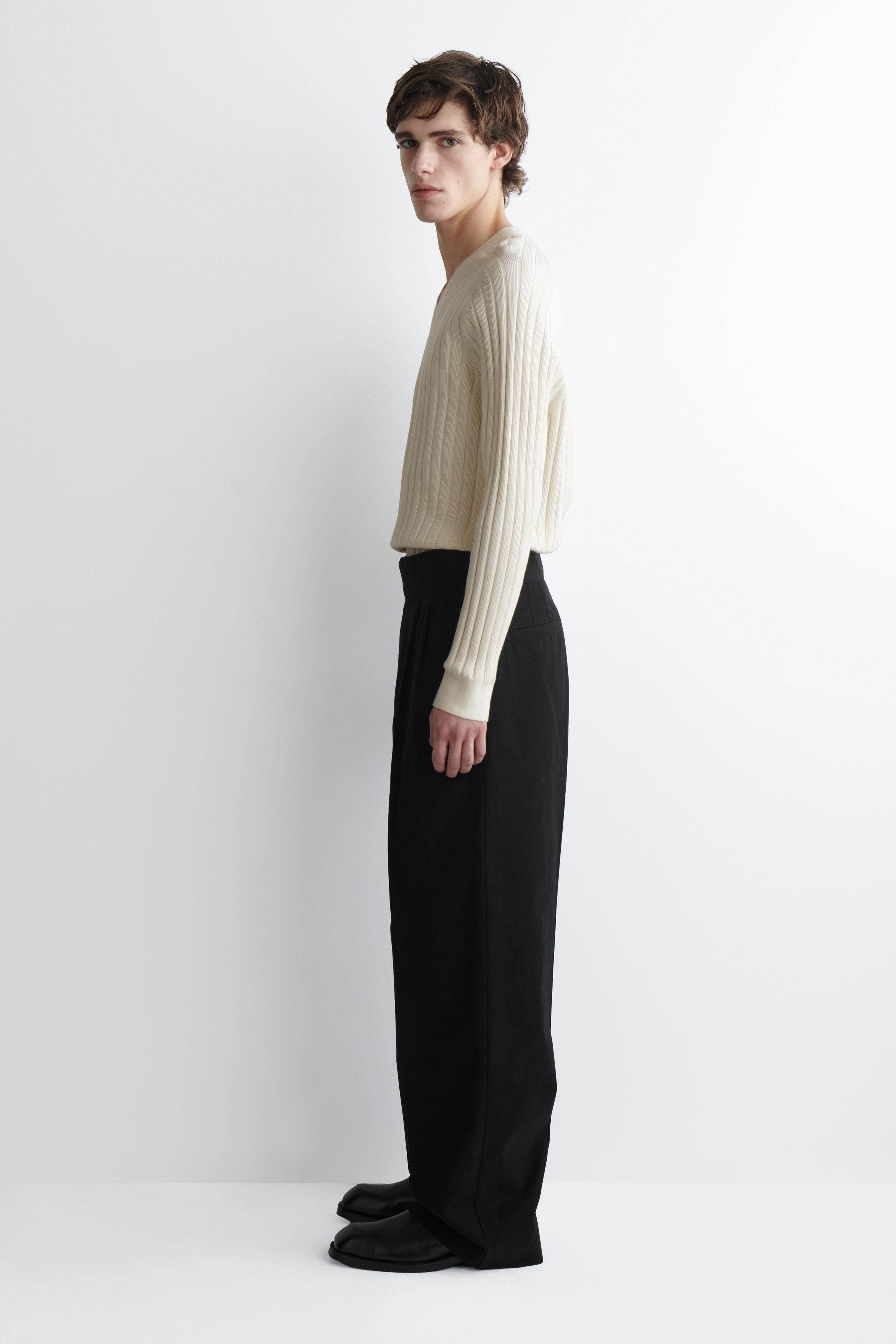 BELT-DETAIL PLEATED WIDE-LEG PANTS - BLACK | COS US