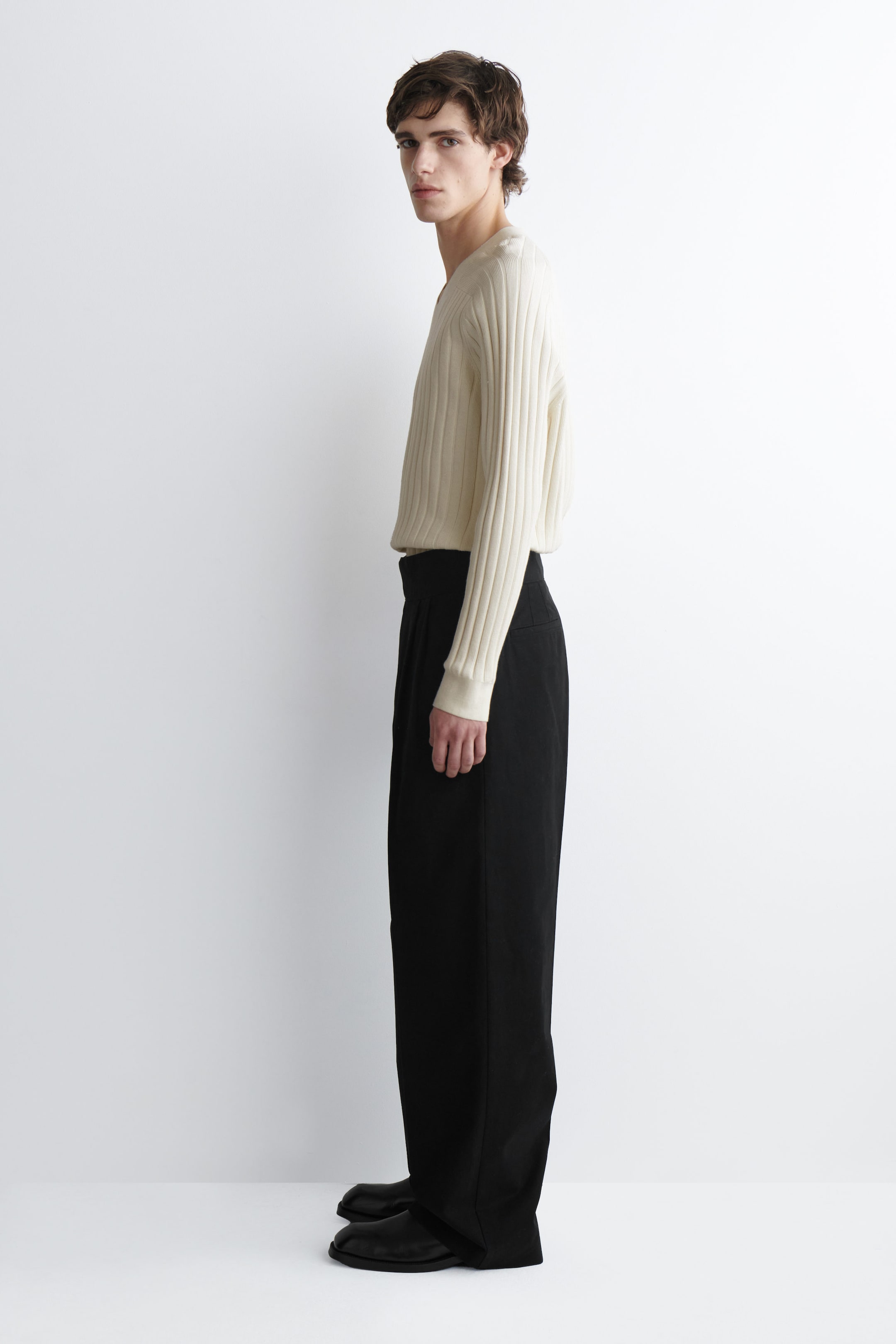 BELT-DETAIL PLEATED WIDE-LEG PANTS