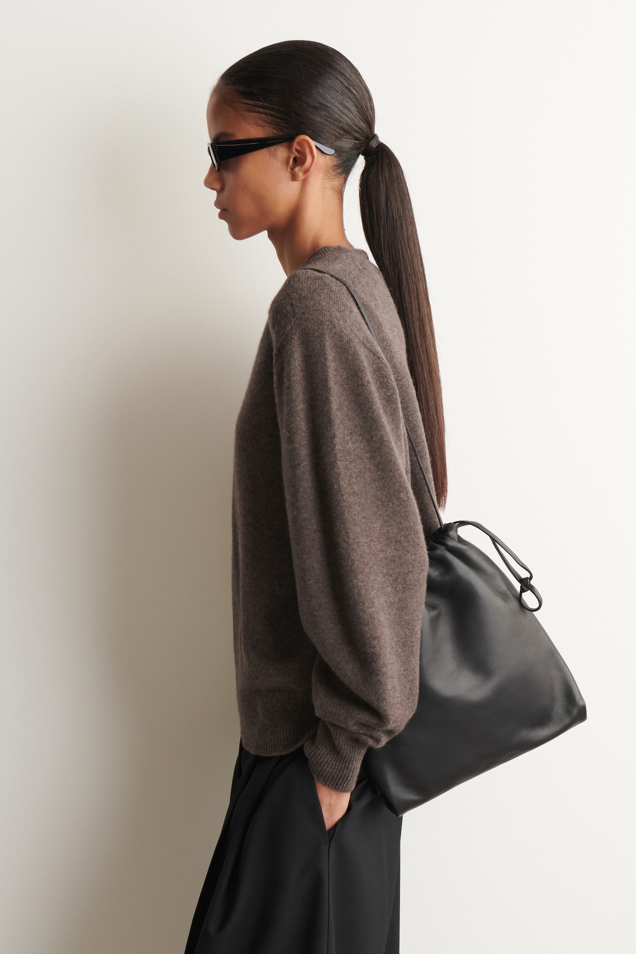 DRAWSTRING CROSSBODY BAG - LEATHER — BLACK