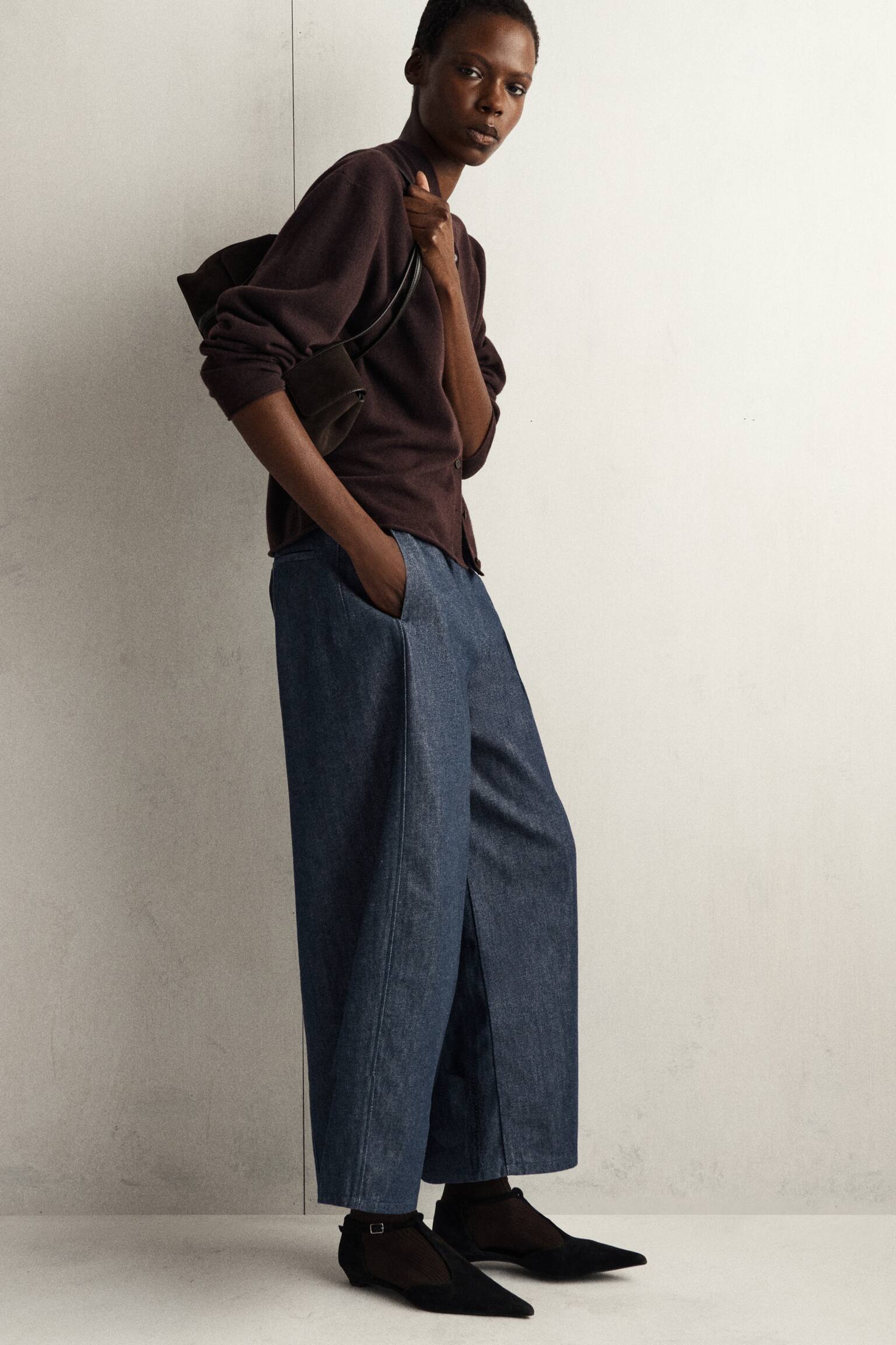 VERKÜRZTE HOSE AUS RAW DENIM MIT BARREL-BEIN - INDIGOBLAU - 6