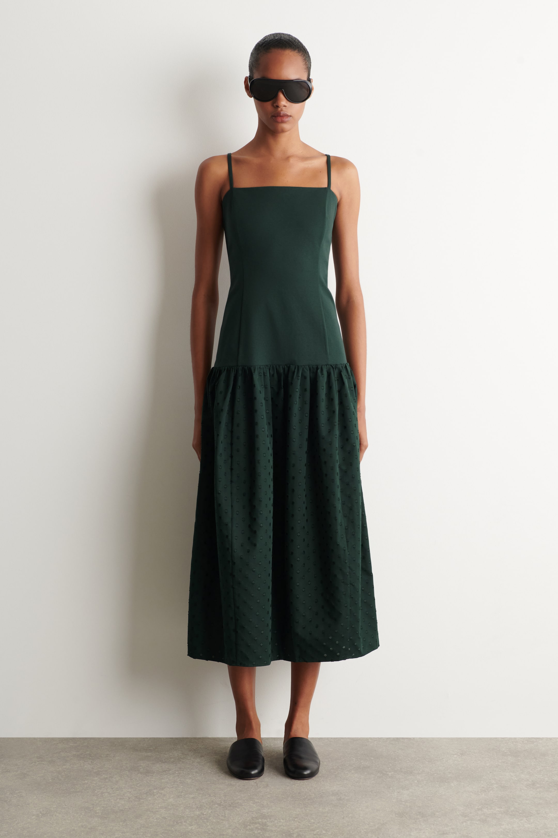 Ver imagen más grande: VESTIDO ESCULPIDO CON LUNARES EN JACQUARD - VERDE / LUNARES - MUJER | H&M ES 1