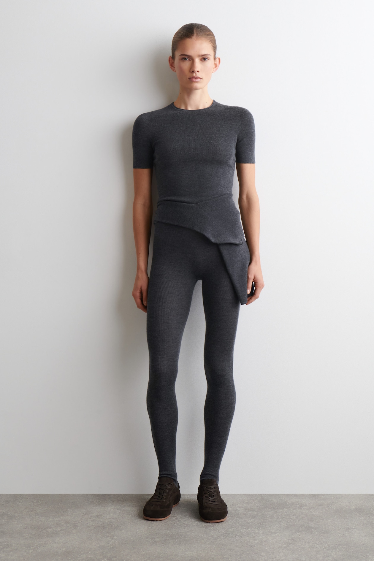 SEAMLESS MERINO WOOL T-SHIRT — CHARCOAL MÉLANGE