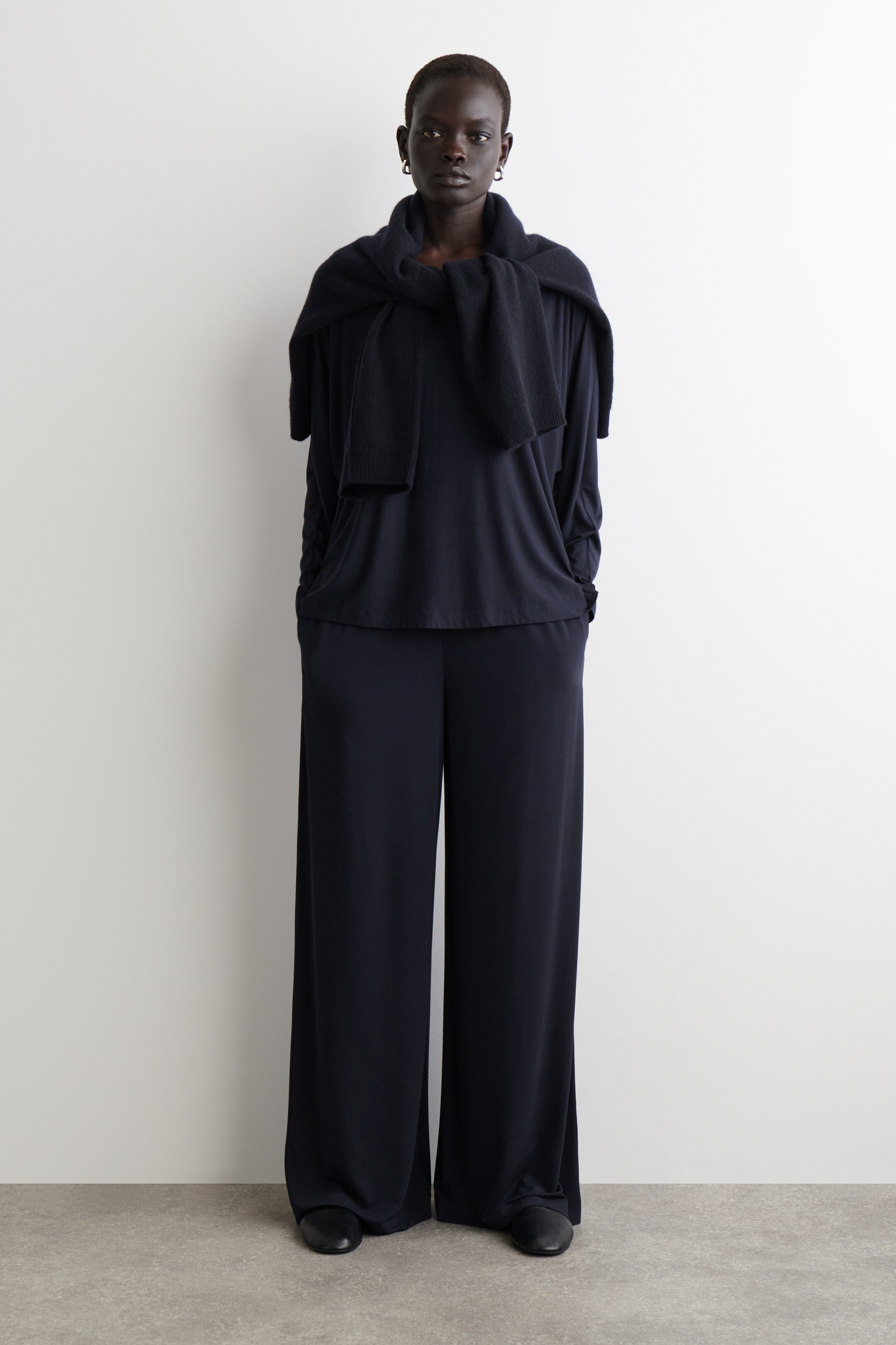 Vezi imaginea mai mare: FLUID JERSEY LONG-SLEEVED TOP - BLEUMARIN - FEMEI | H&M RO 2