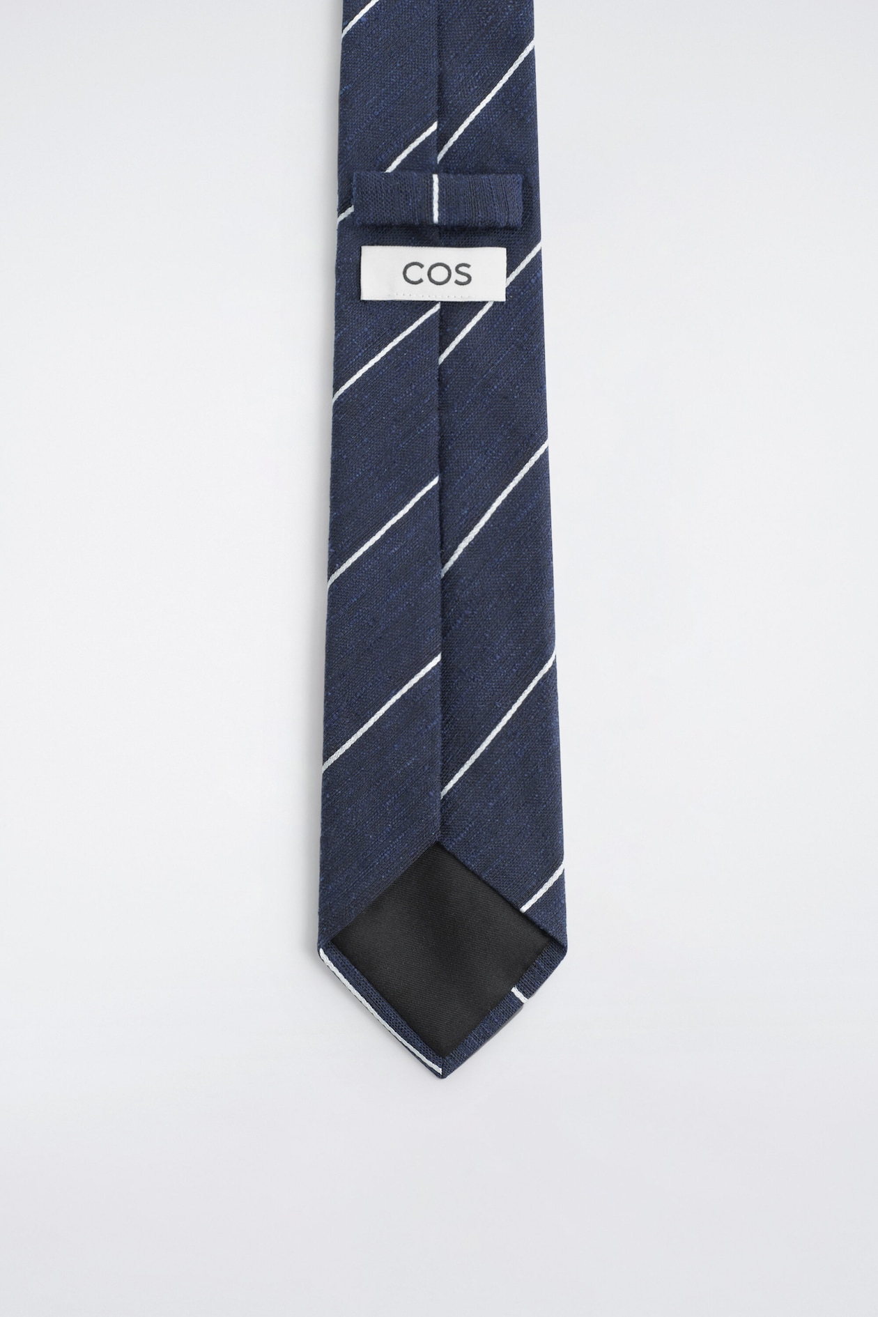 STRIPED SILK TIE — NAVY / STRIPED