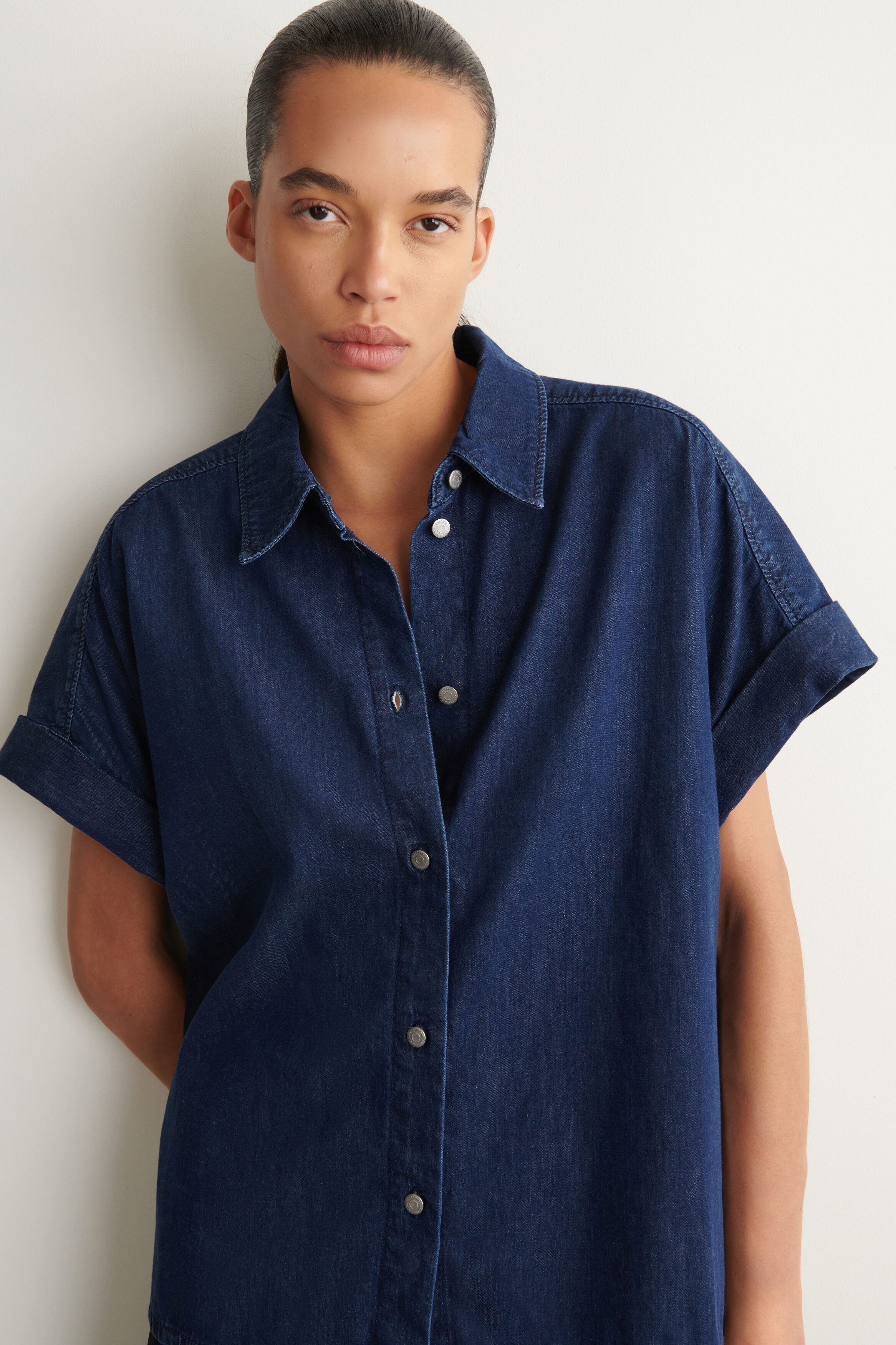 SHORT-SLEEVED DENIM SHIRT - thumbnail 5
