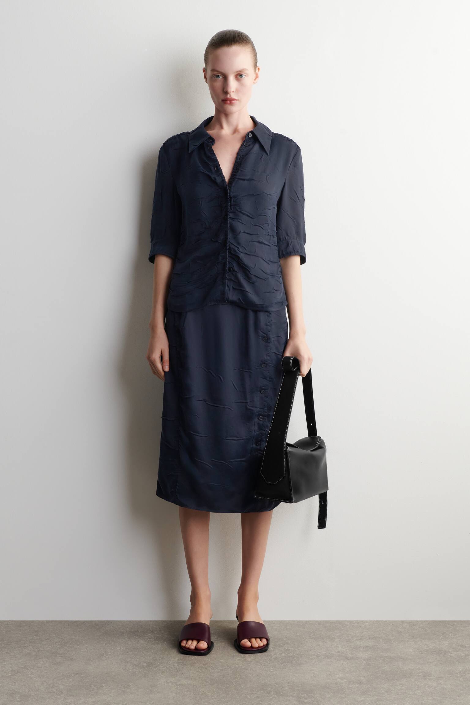 FALDA MIDI FRUNCIDA CON EFECTO ARRUGADO - AZUL MARINO - 1