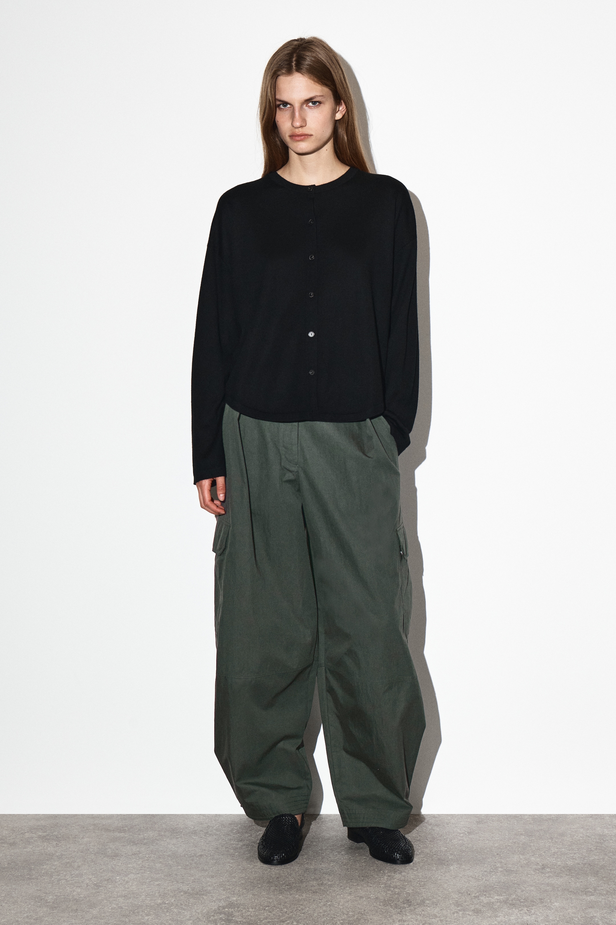 Ingrandisci l'immagine: UTILITY BARREL-LEG TROUSERS - DARK GREEN - DONNA | H&M CH 1