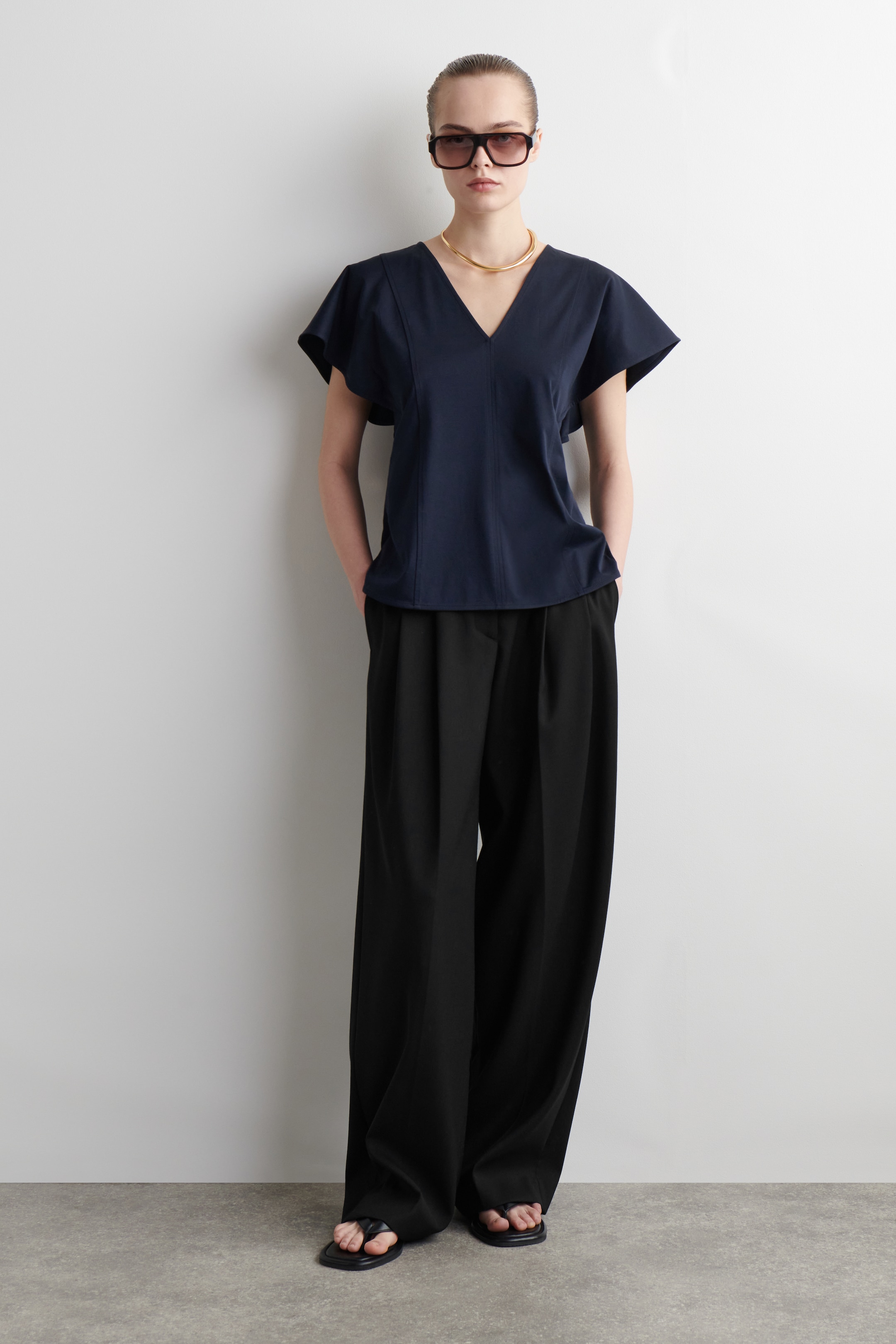 Grösseres Bild ansehen: OBERTEIL AUS BAUMWOLLE MIT BLÜTENÄRMELN - NAVYBLAU - DAMEN | H&M CH 2