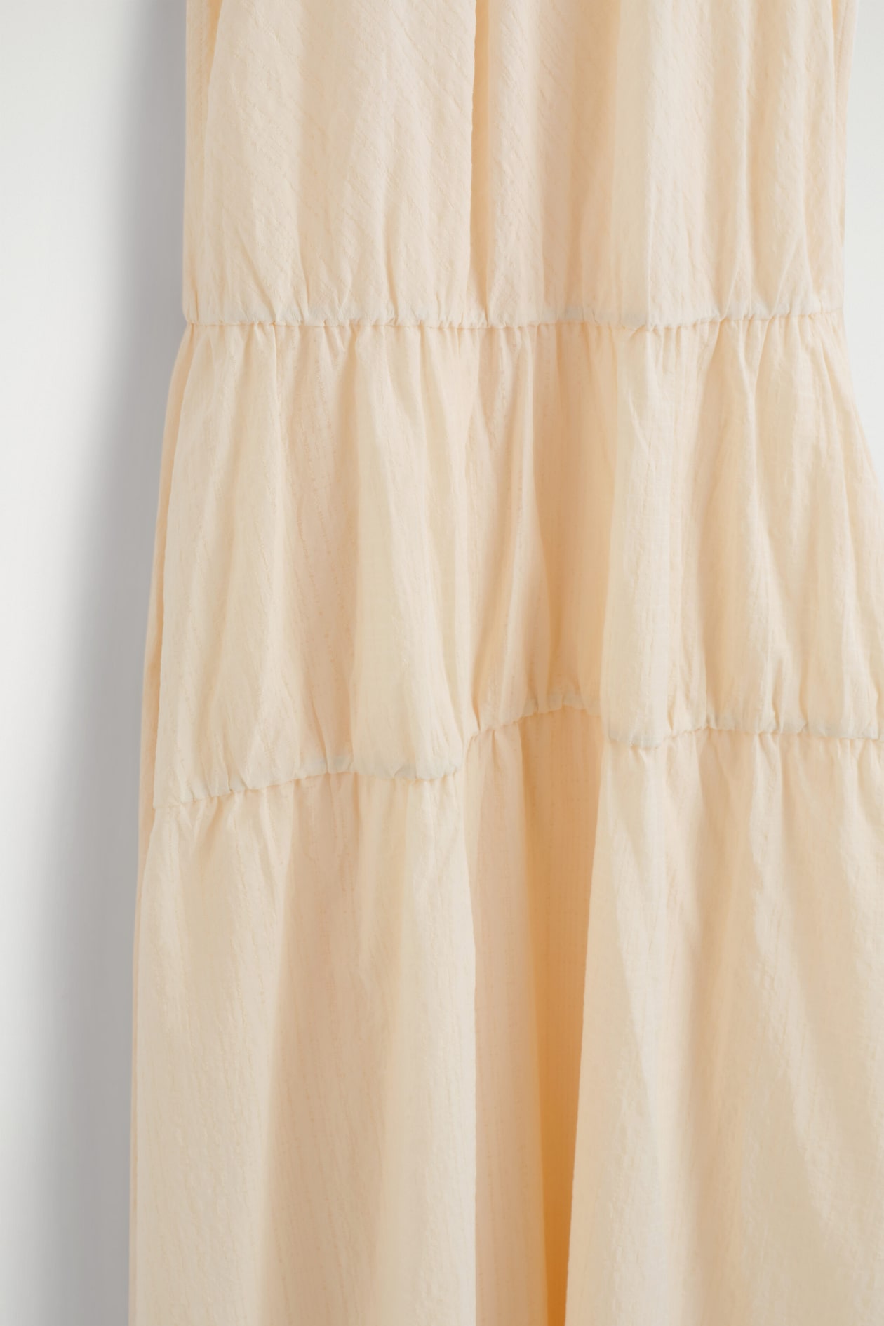 cos oversized tiered dress A dress to live in all season long. Cut with a dropped waist for a relaxed  fit, this piece is crafted from organic cotton and features a gathered  tiered hem. Shop dresses:
