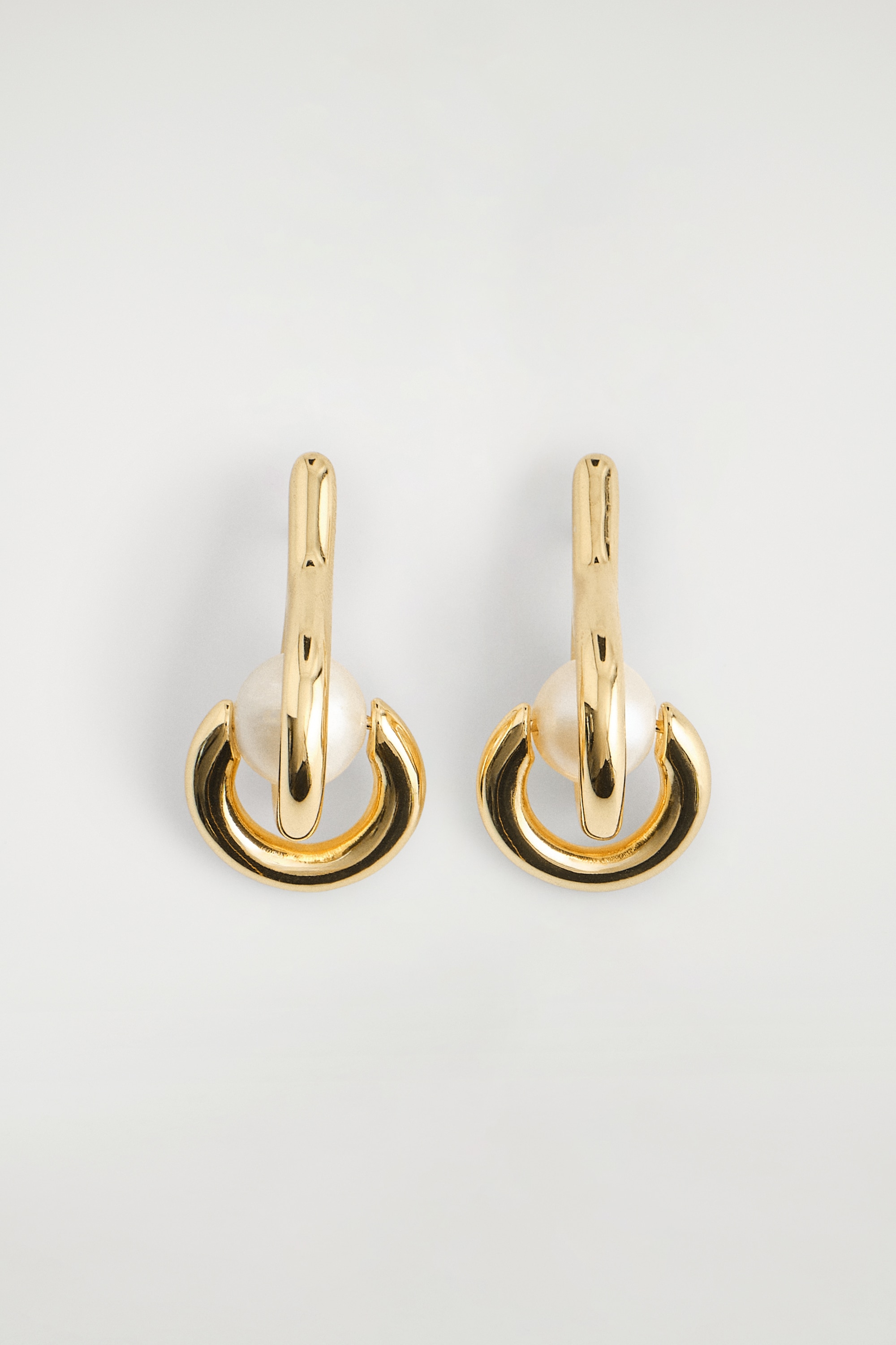 SCULPTURAL PEARL EARRINGS - GOLD / PEARL