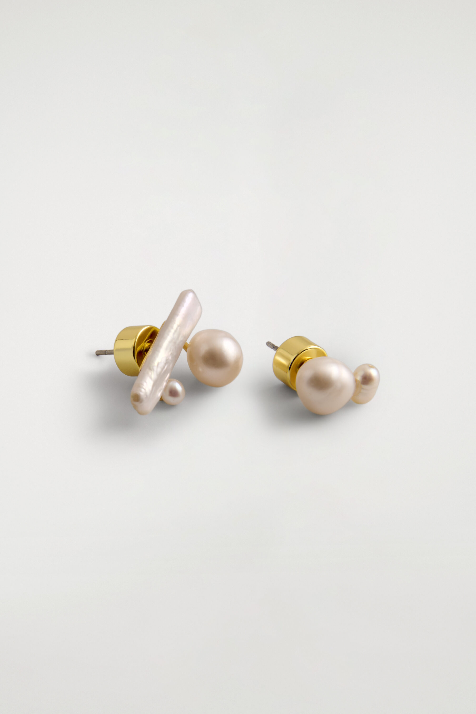 MISMATCHED FRESHWATER PEARL STUD EARRINGS - PEARL / GOLD | COS US