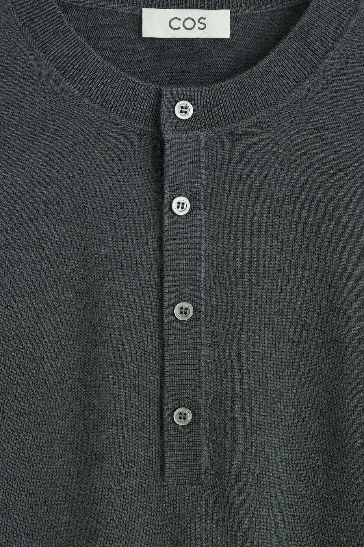 SLIM MERINO WOOL HENLEY TOP — DARK GRAY