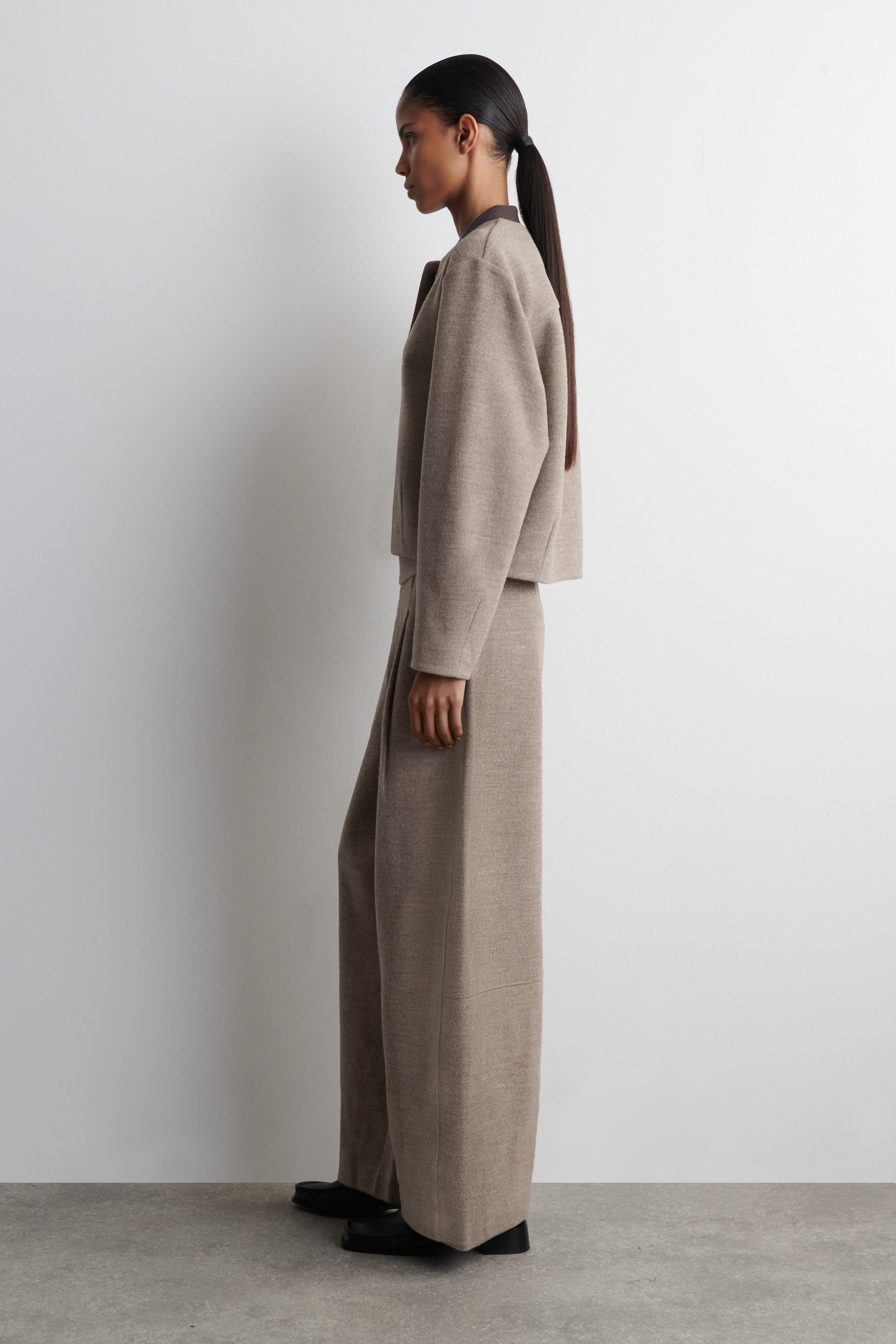 HOSE AUS KOCHWOLLE MIT BARREL-BEIN