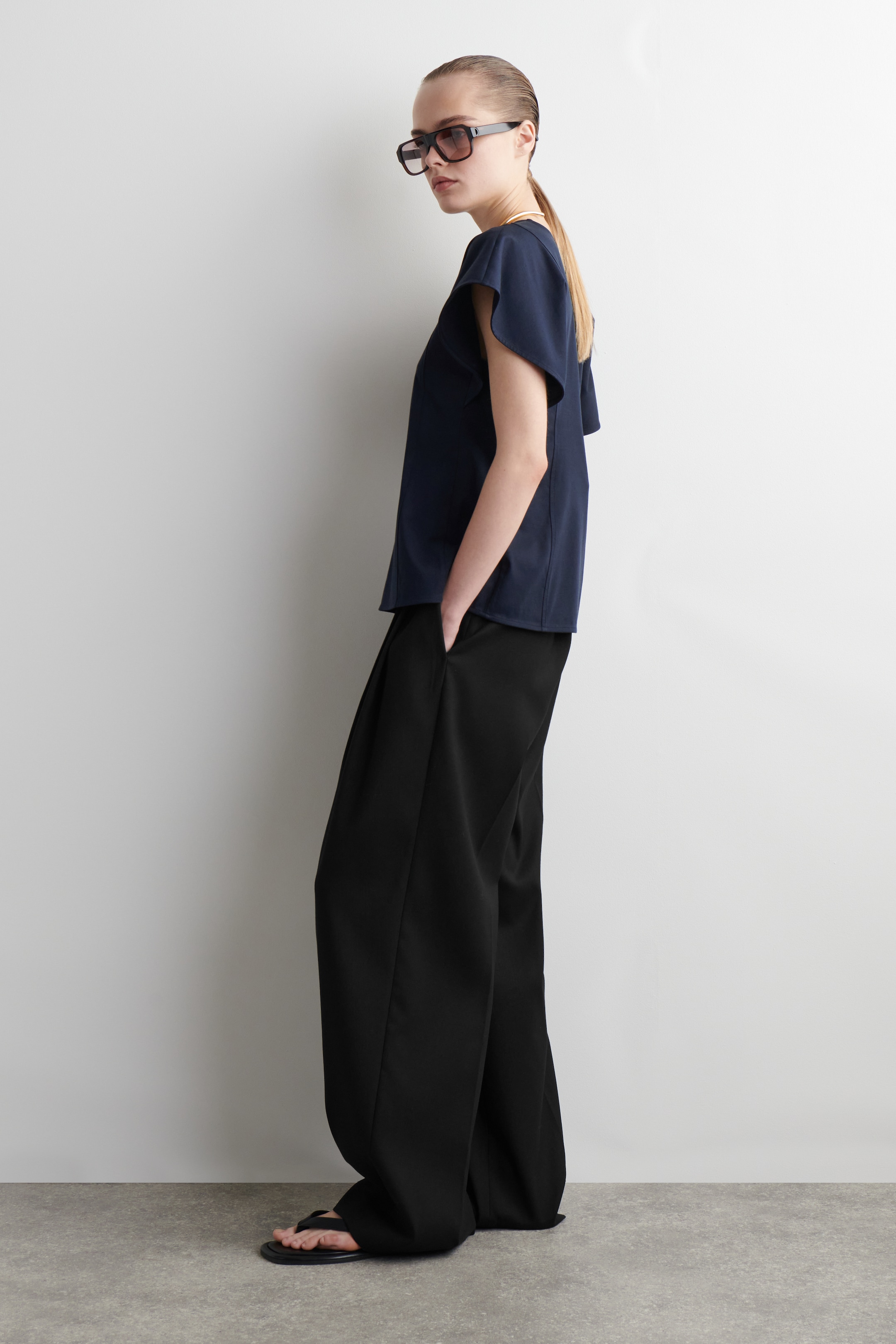 Grösseres Bild ansehen: OBERTEIL AUS BAUMWOLLE MIT BLÜTENÄRMELN - NAVYBLAU - DAMEN | H&M CH 3