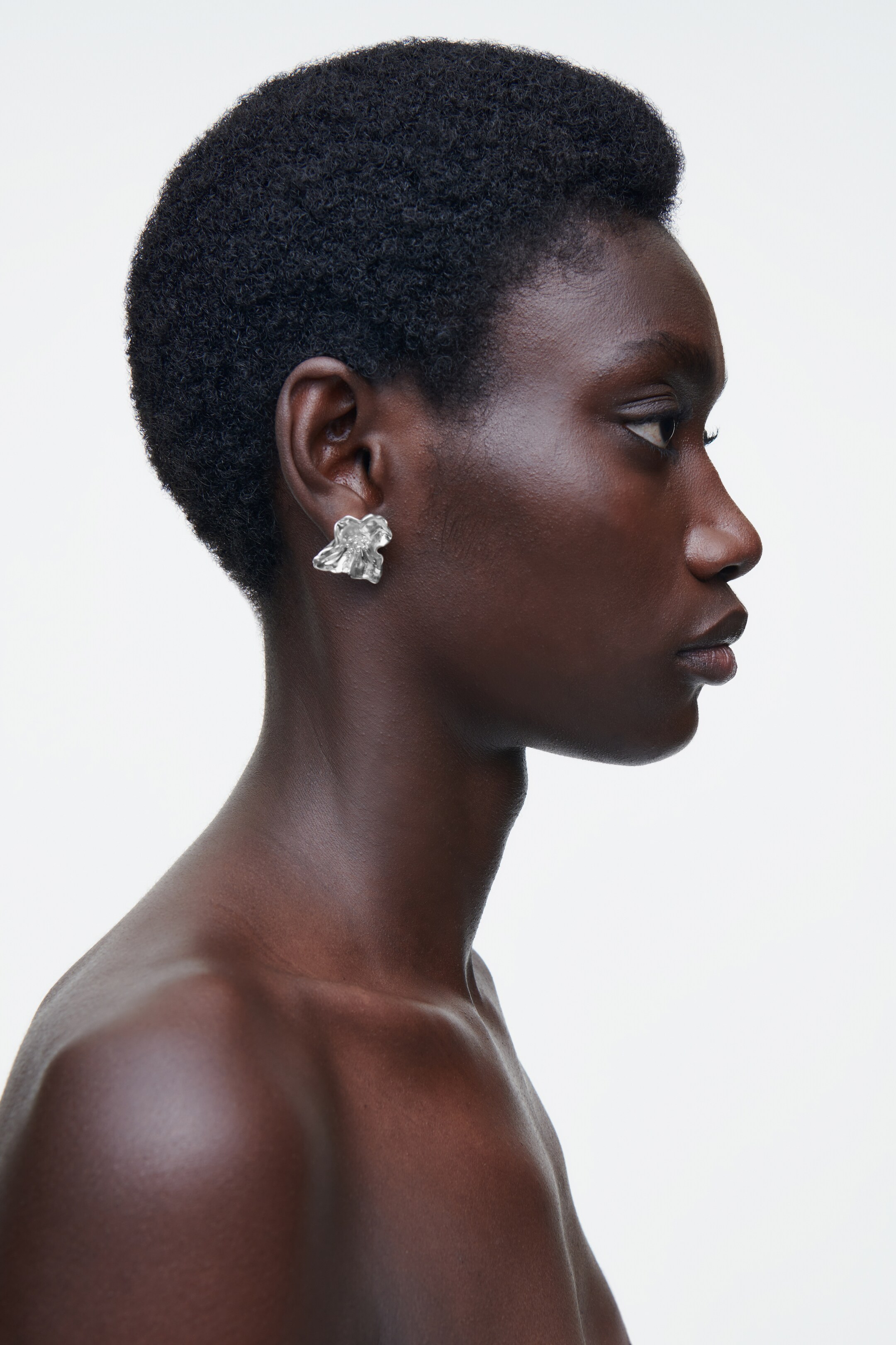 Ver imagen más grande: PENDIENTES ASIMÉTRICOS DE FLOR - PLATEADO - MUJER | H&M ES 2