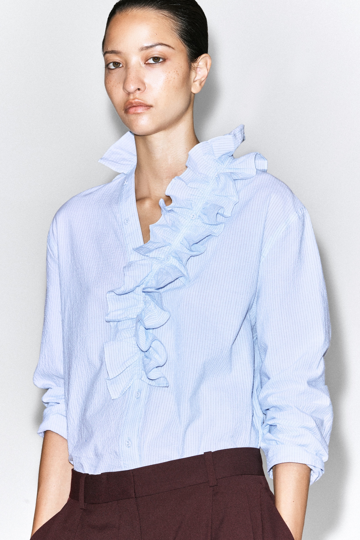 RUFFLE-COLLAR SEERSUCKER BLOUSE — BLUE / STRIPED