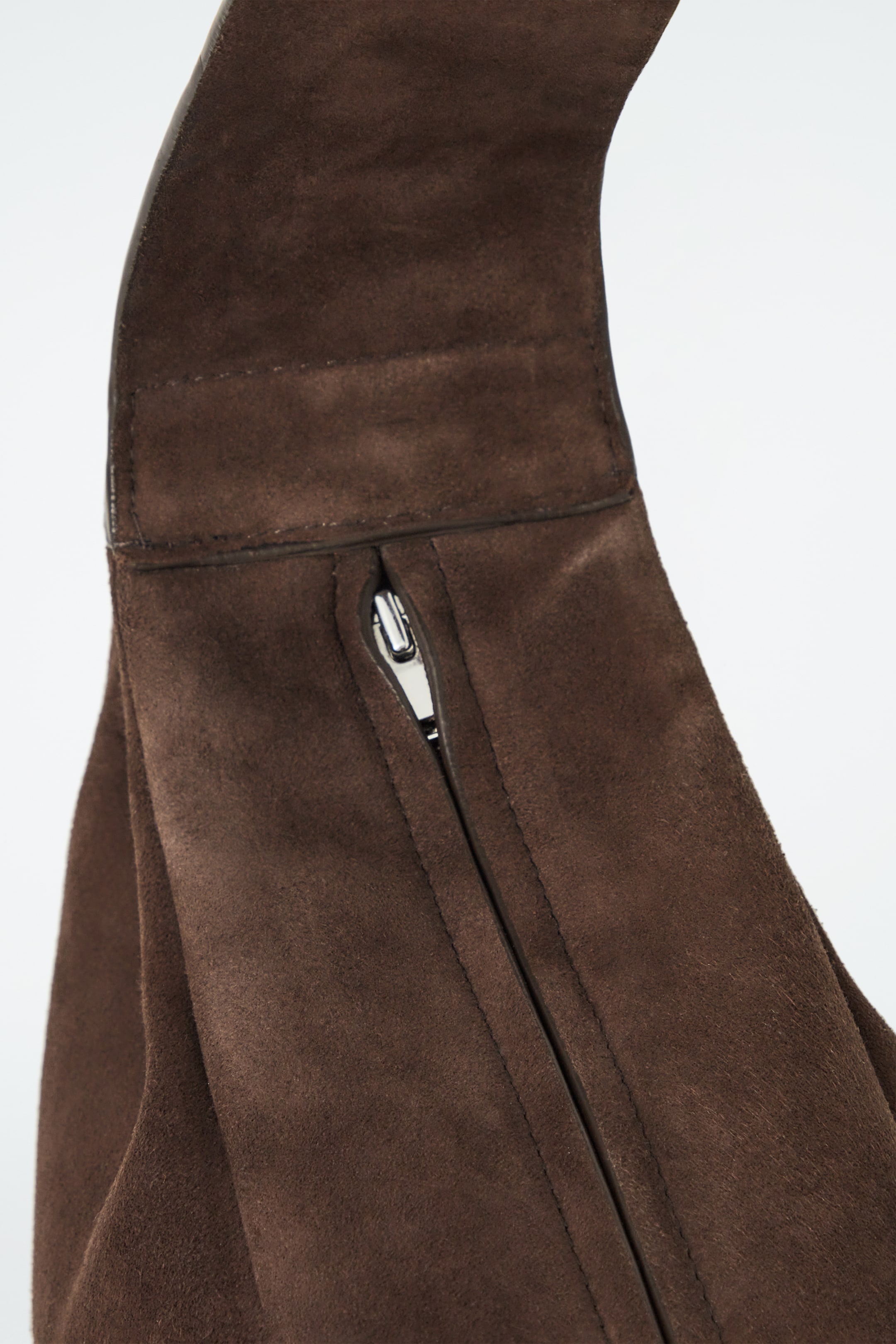 Visa större bild: CROSSBODY-VÄSKA SWING – MOCKA - BRUN - DAM | H&M SE 3