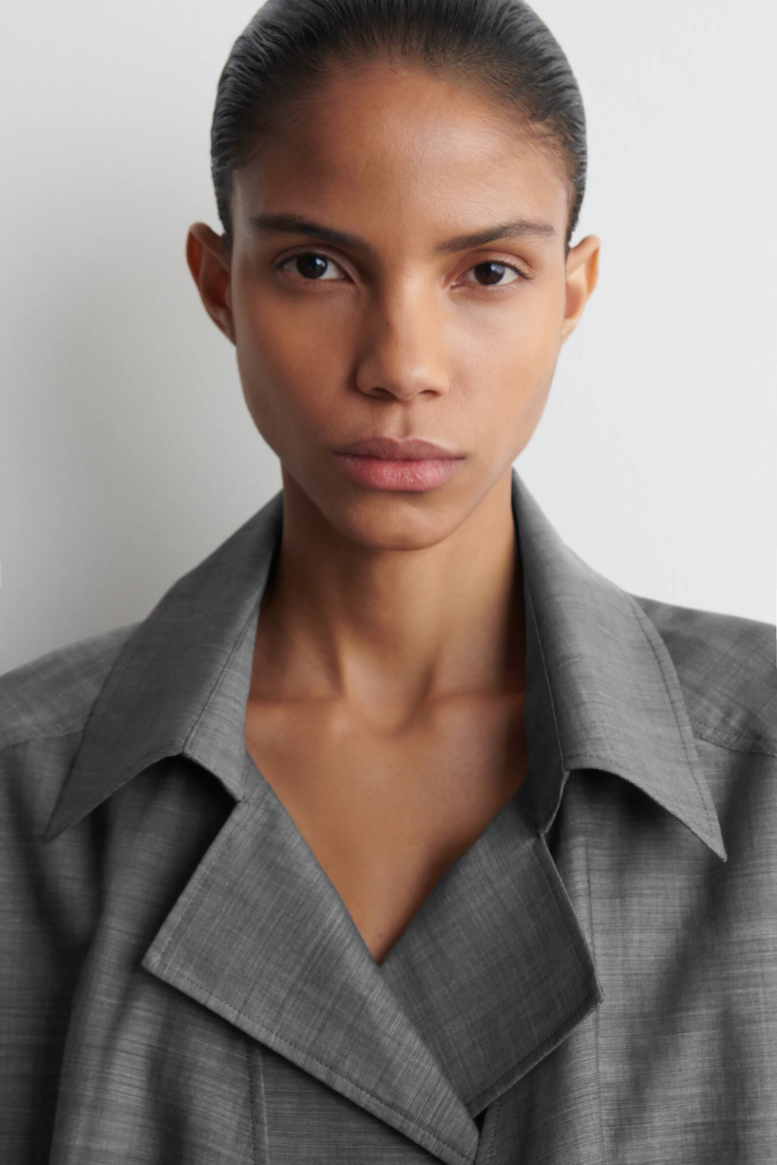 ΠΟΥΚΑΜΙΣΟ ΑΠΟ ΜΑΛΛΙ ΚΑΙ ΡΑΜΙΕ ΜΕ ΔΕΣΙΜΟ ΜΠΡΟΣΤΑ - ΓΚΡΙ ΜΕΛΑΝΖΕ - 3