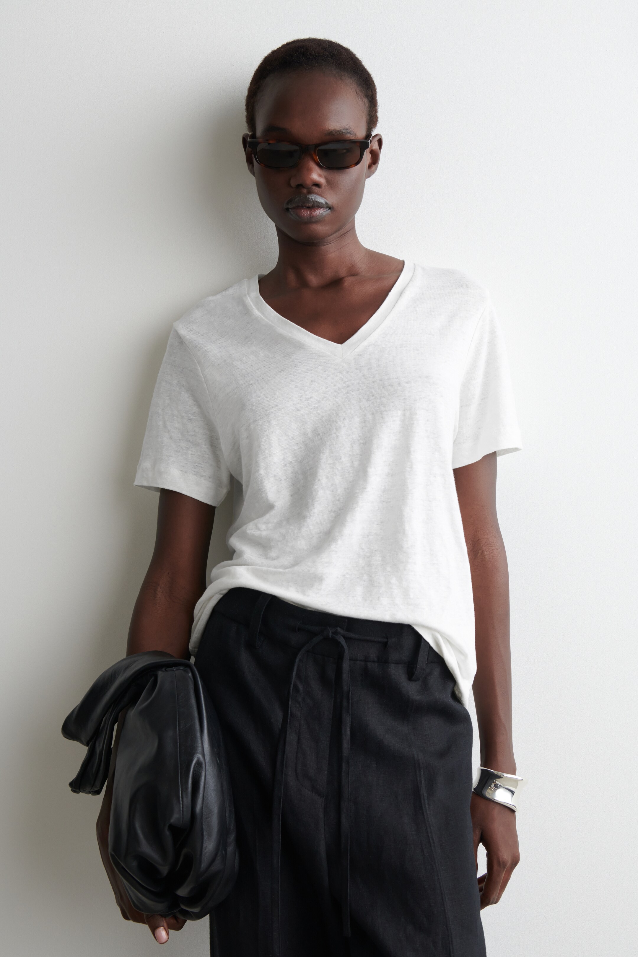 Agrandir l'image: T-SHIRT LIN COL V - BLANC - FEMME | H&M FR 1