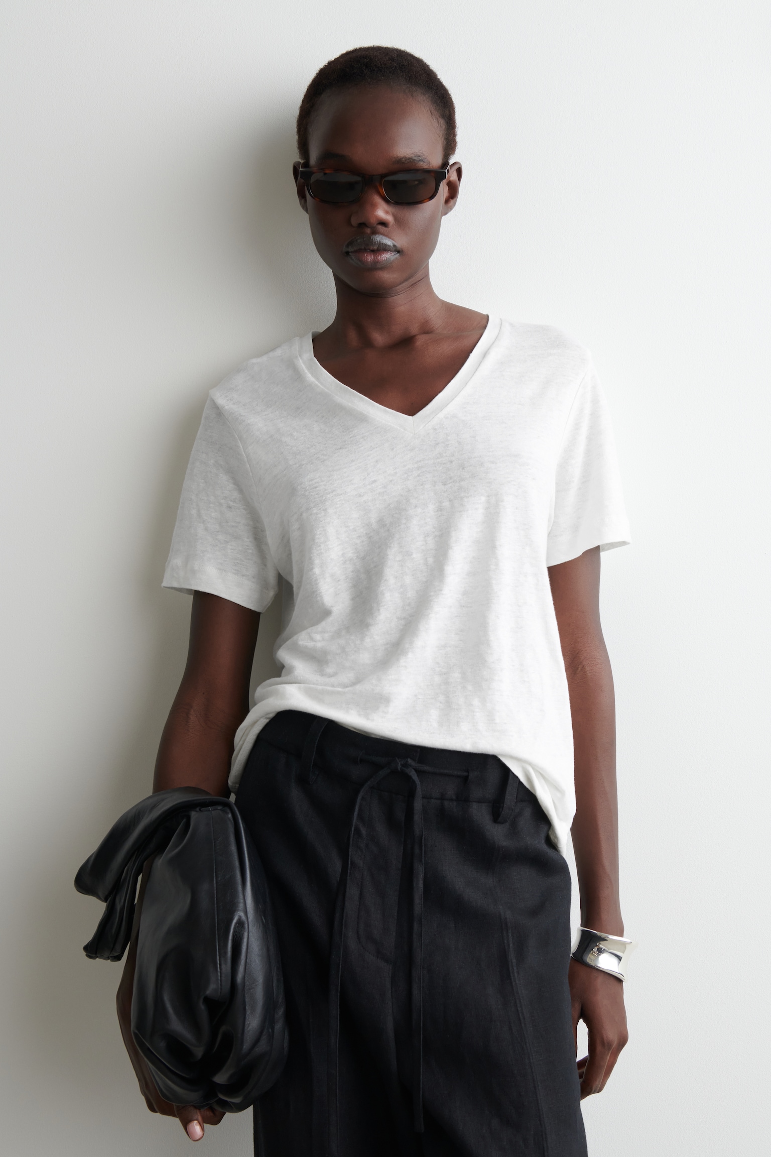 T-SHIRT IN LINO CON SCOLLO A V - BIANCO/VERDE CHIARO/NERO
