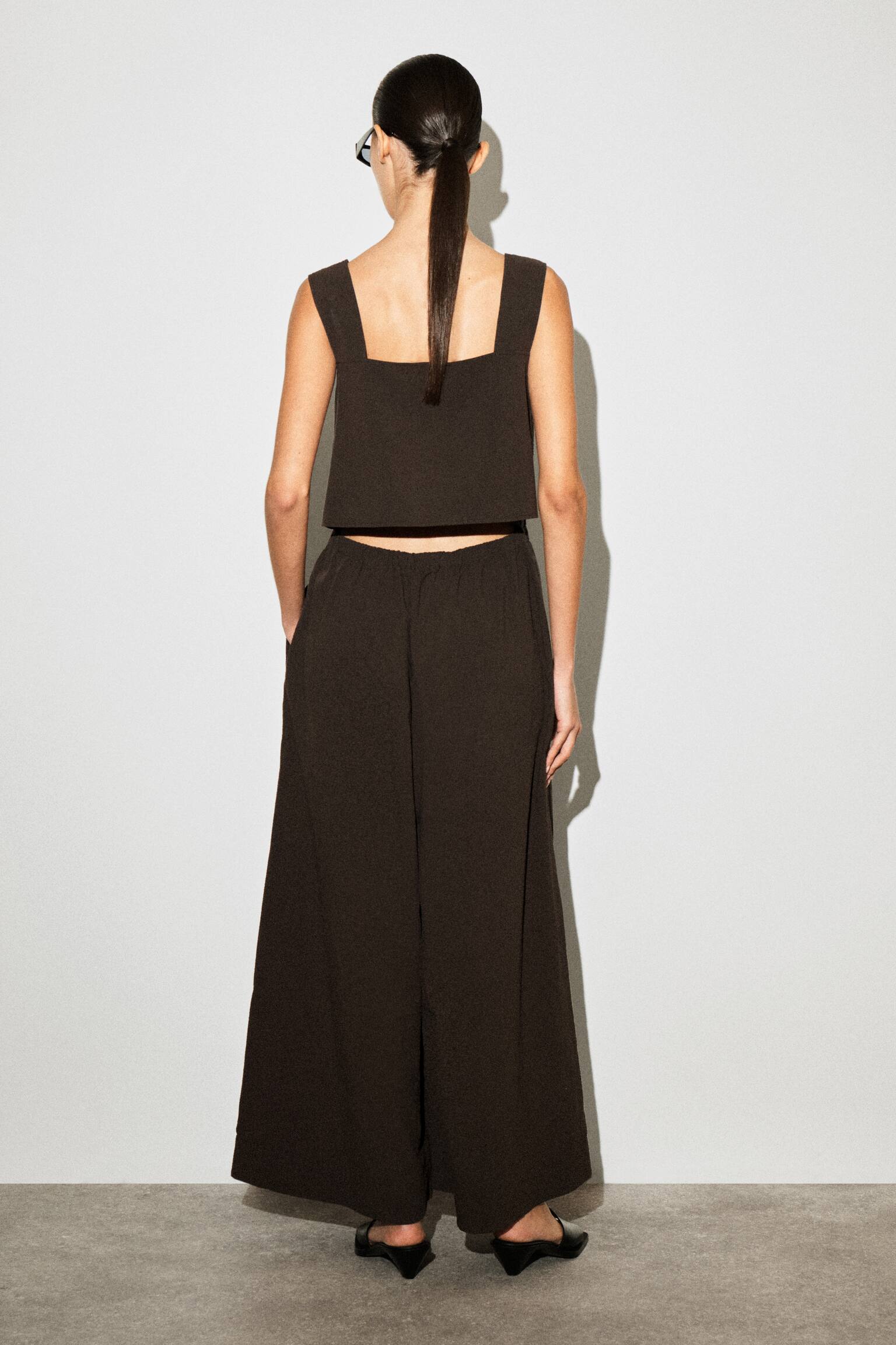 אוברול רחב רגליים מבד סירסוקר עם גב פתוח - חום/תכלת - 6