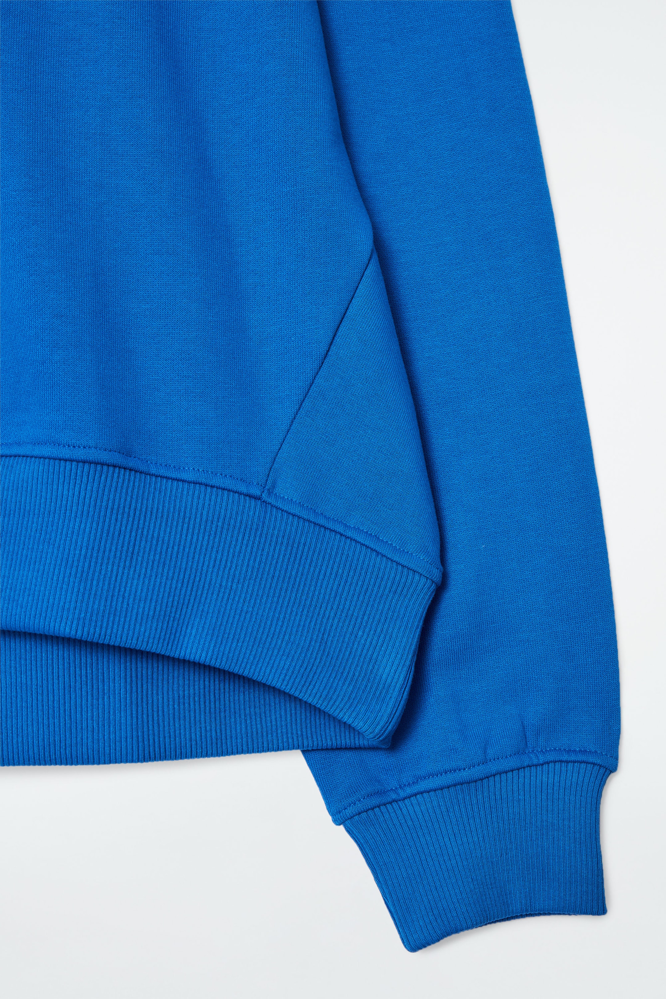 KLASSISCHES SWEATSHIRT MIT RUNDHALSAUSSCHNITT