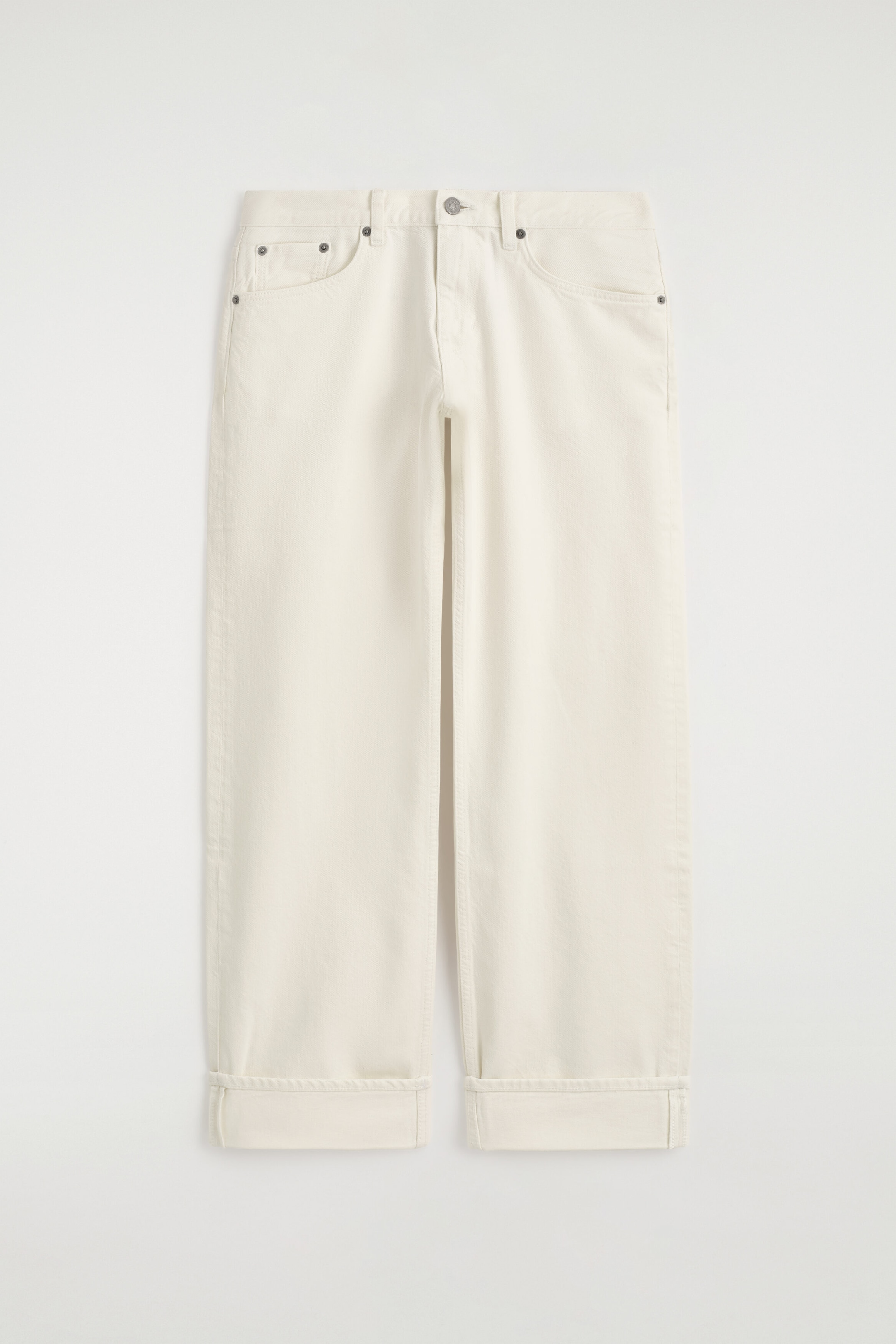 FOLDE JEANS MIT ABGERUNDETEM BEIN UND UMSCHLAG