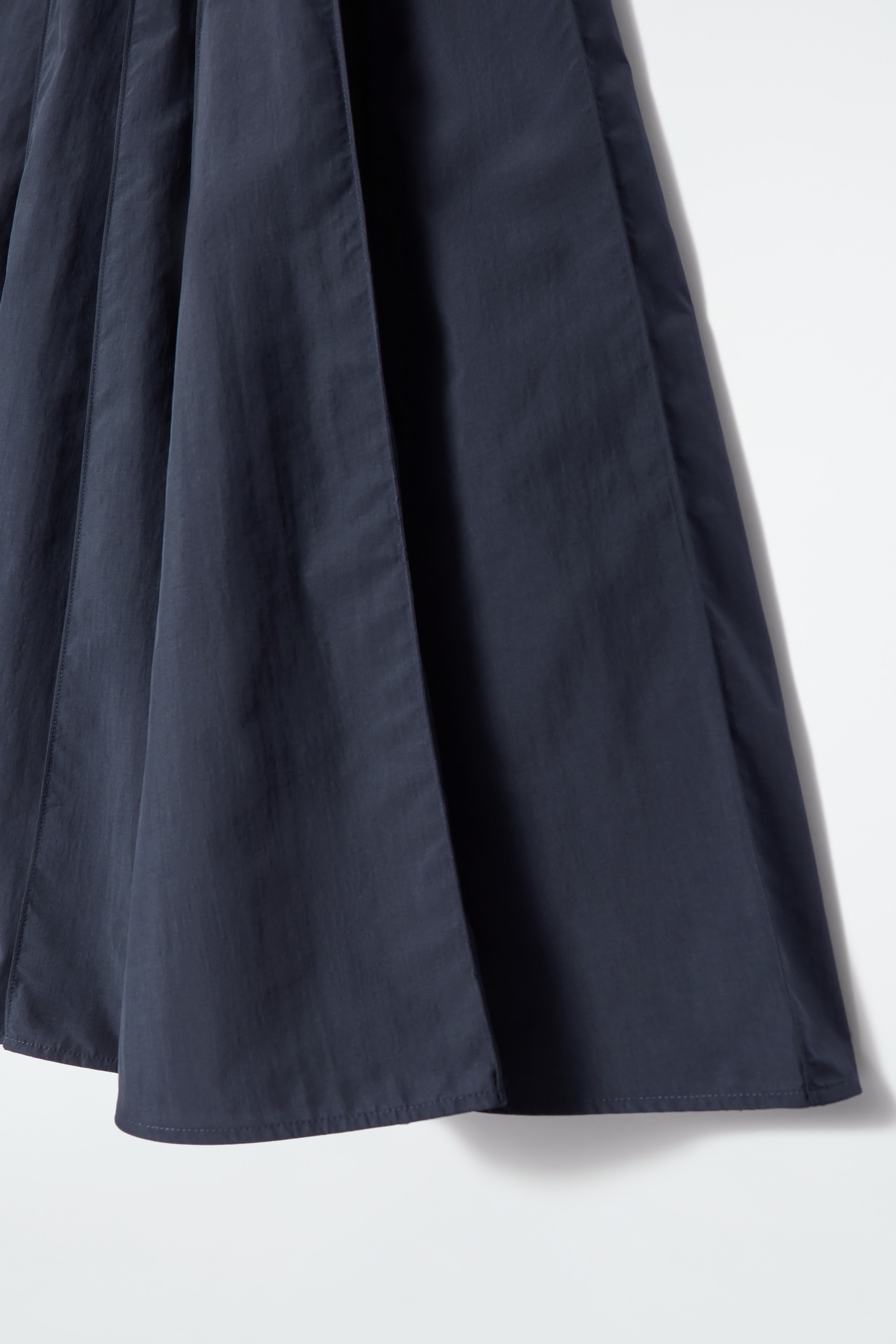 Grösseres Bild ansehen: BAHNEN-MIDIKLEID MIT STEHKRAGEN - NAVYBLAU - DAMEN | H&M CH 2