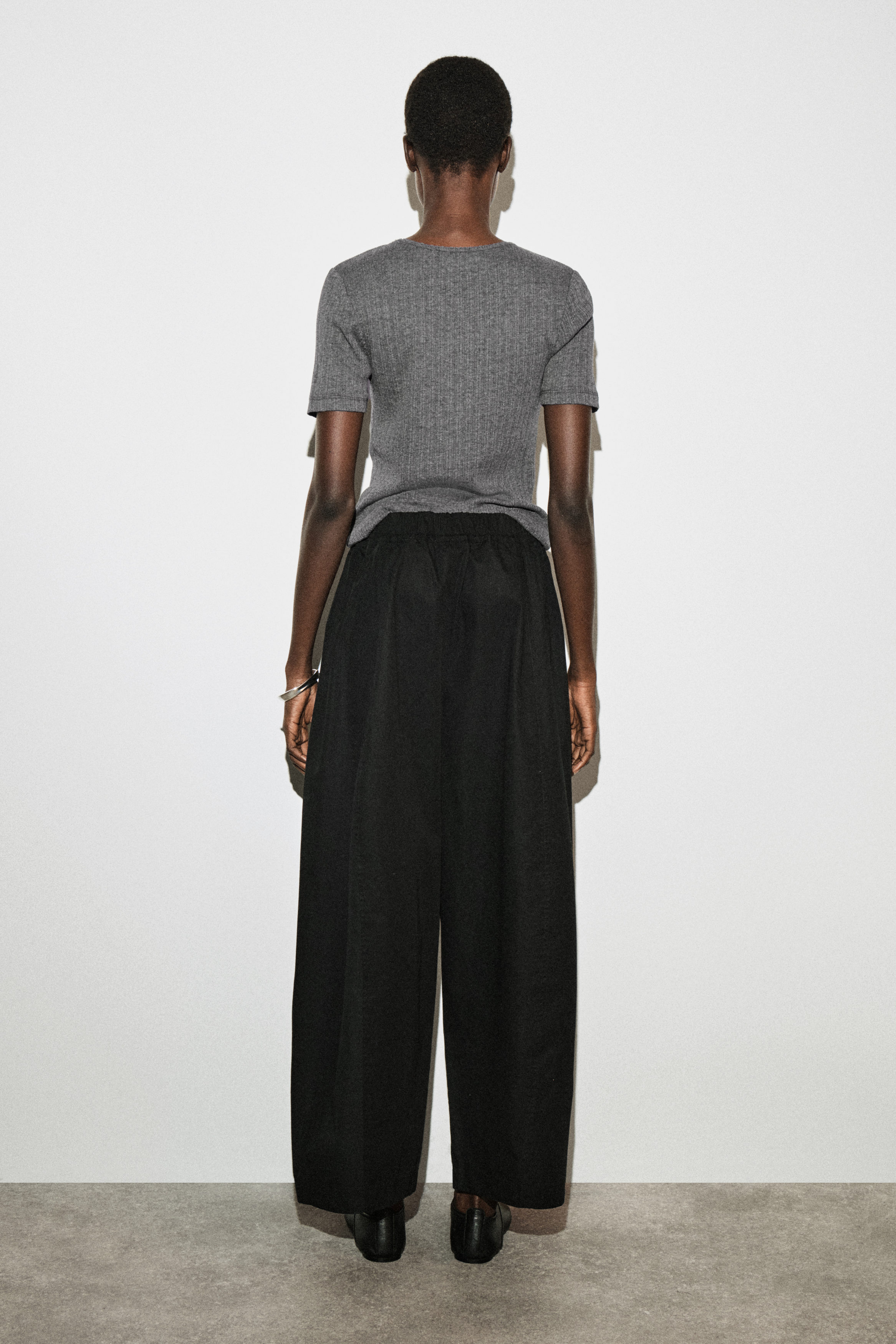 新品未使用完売品【COS】BARREL-LEG COTTON TROUSERS ELASTICATED BARREL-LEG PANTS - BLACK | COS CA