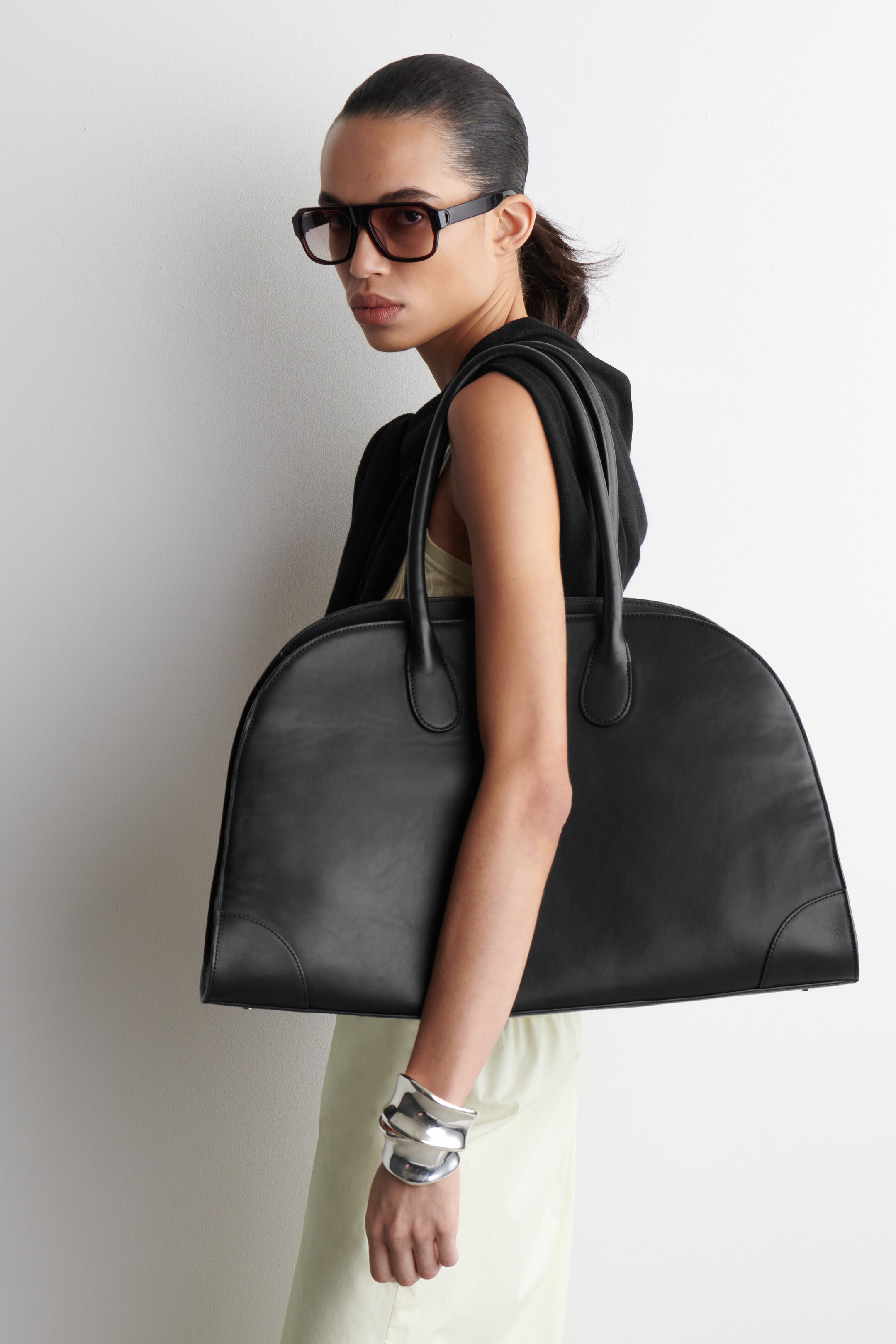 Zobacz większy obraz: SKÓRZANA TORBA STUDIO TYPU BOWLING BAG - CZARNA SKÓRA - ONA | H&M PL 1