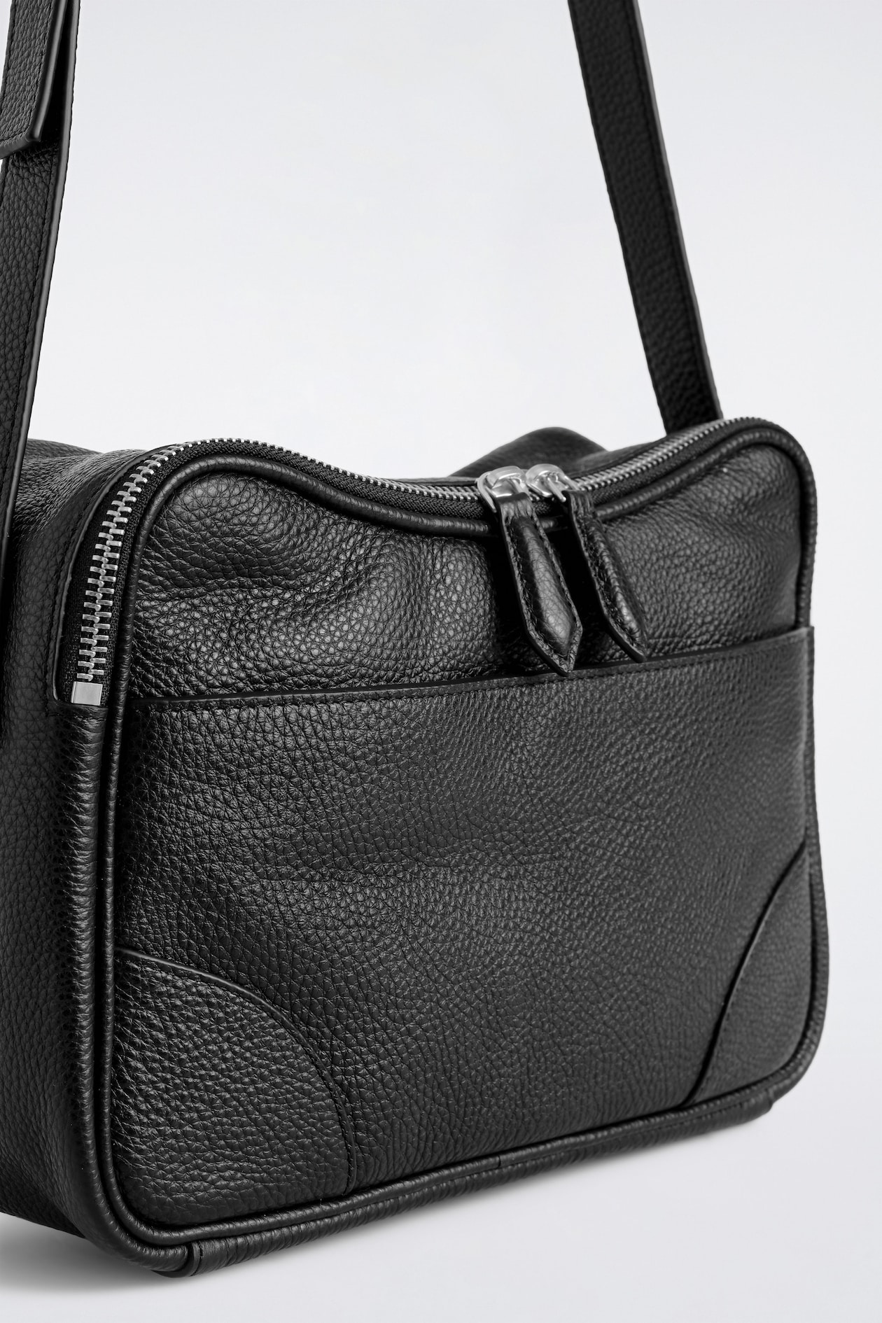 CLASSIC CROSSBODY BAG - LEATHER — BLACK