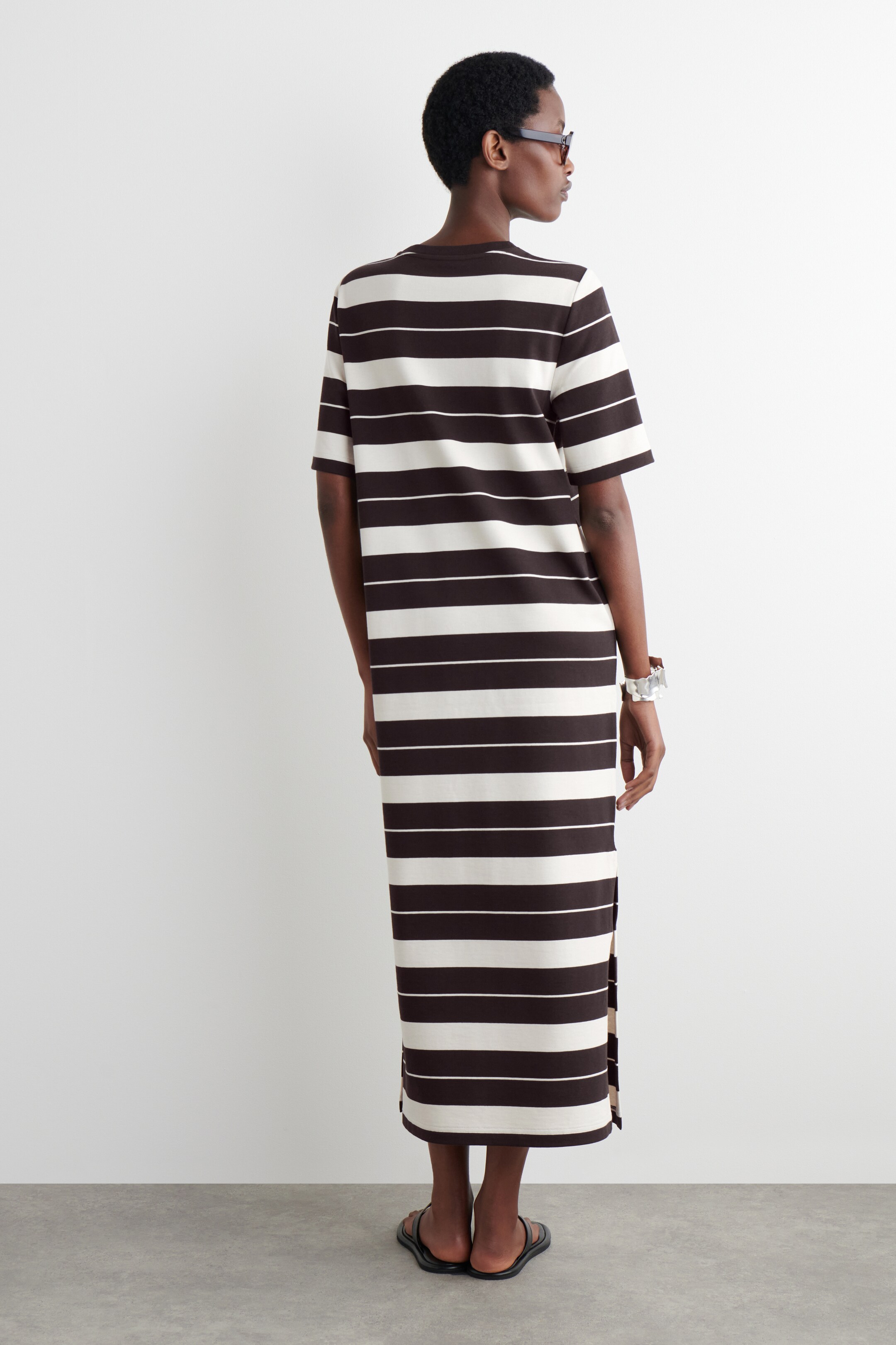 Grösseres Bild ansehen: T-SHIRT-KLEID AUS BAUMWOLLE IN MIDILÄNGE - BRAUN/WEISS /GESTREIFT - DAMEN | H&M CH 3