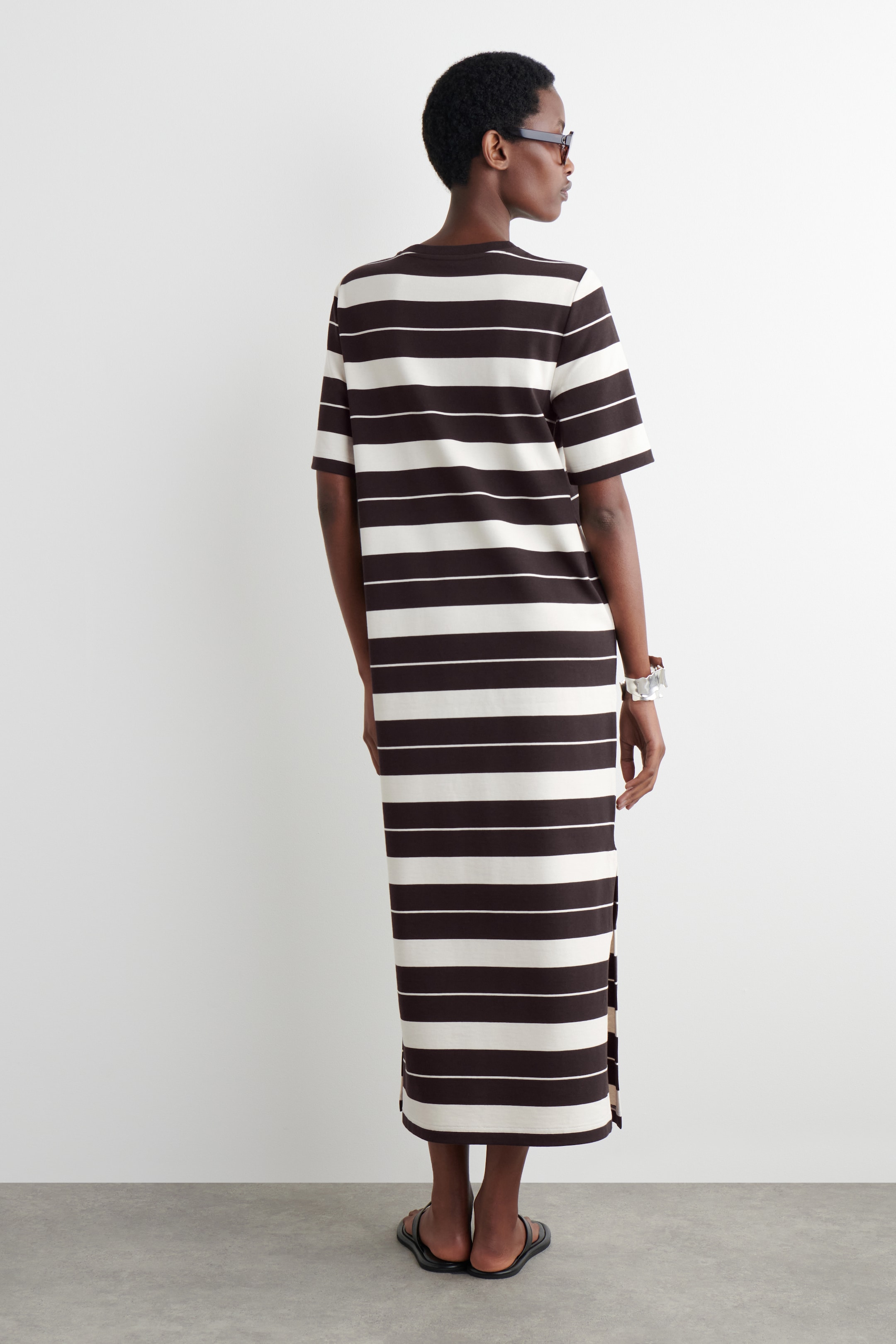 Grotere afbeelding bekijken: KATOENEN MIDI T-SHIRT JURK - BRUIN / WIT / GESTREEPT - DAMES | H&M BE 3