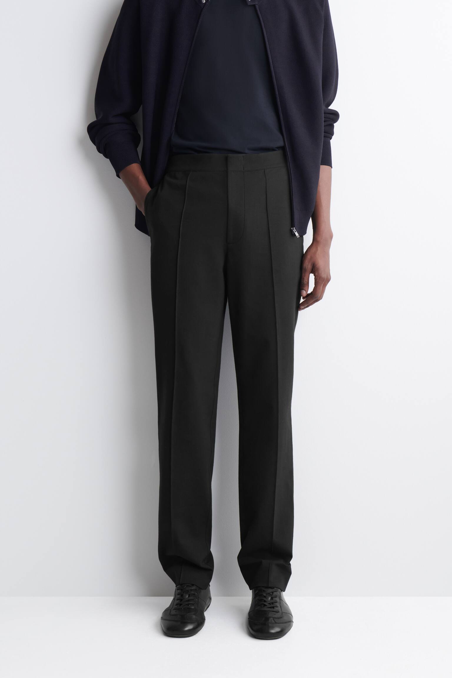 ÚZKE NOHAVICE S ROVNÝMI NOHAVICAMI Z JERSEYU - ČIERNA - 3