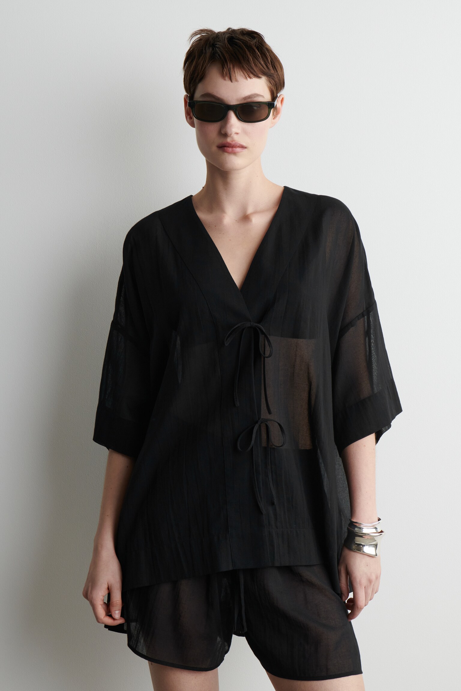 CAMISA DE PLAYA ARRUGADA CON LAZADA FRONTAL - NEGRO/BLANCO