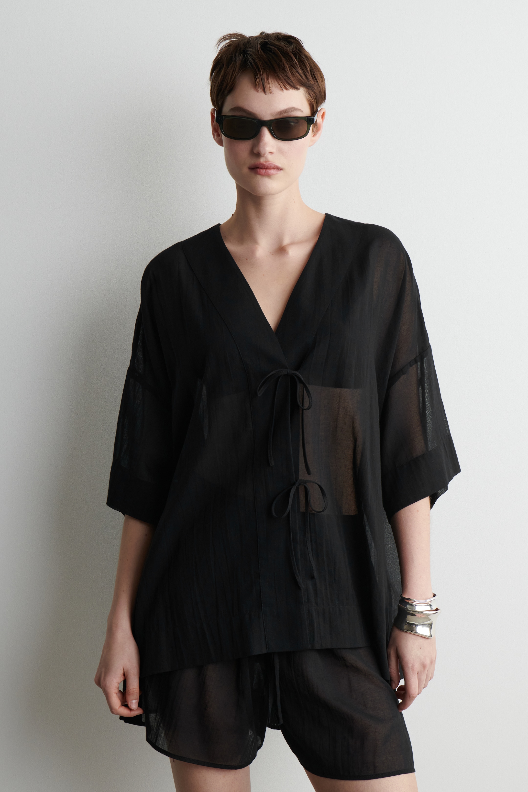 Agrandir l'image: CHEMISE DE PLAGE À CRAVATE FROISSÉE - NOIR - FEMME | H&M CH 1