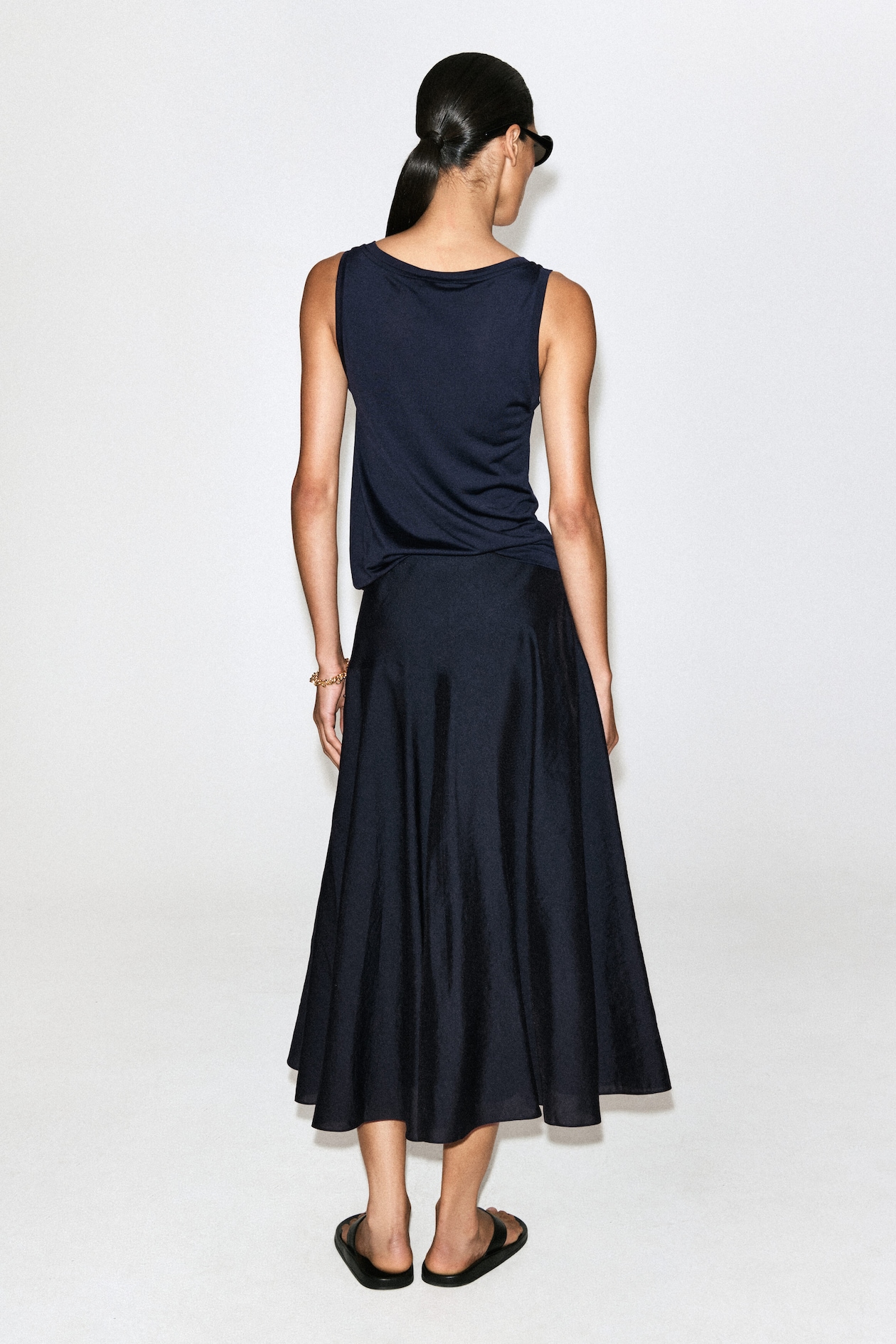 BUTTON-DETAIL FLUID MIDI SKIRT — NAVY
