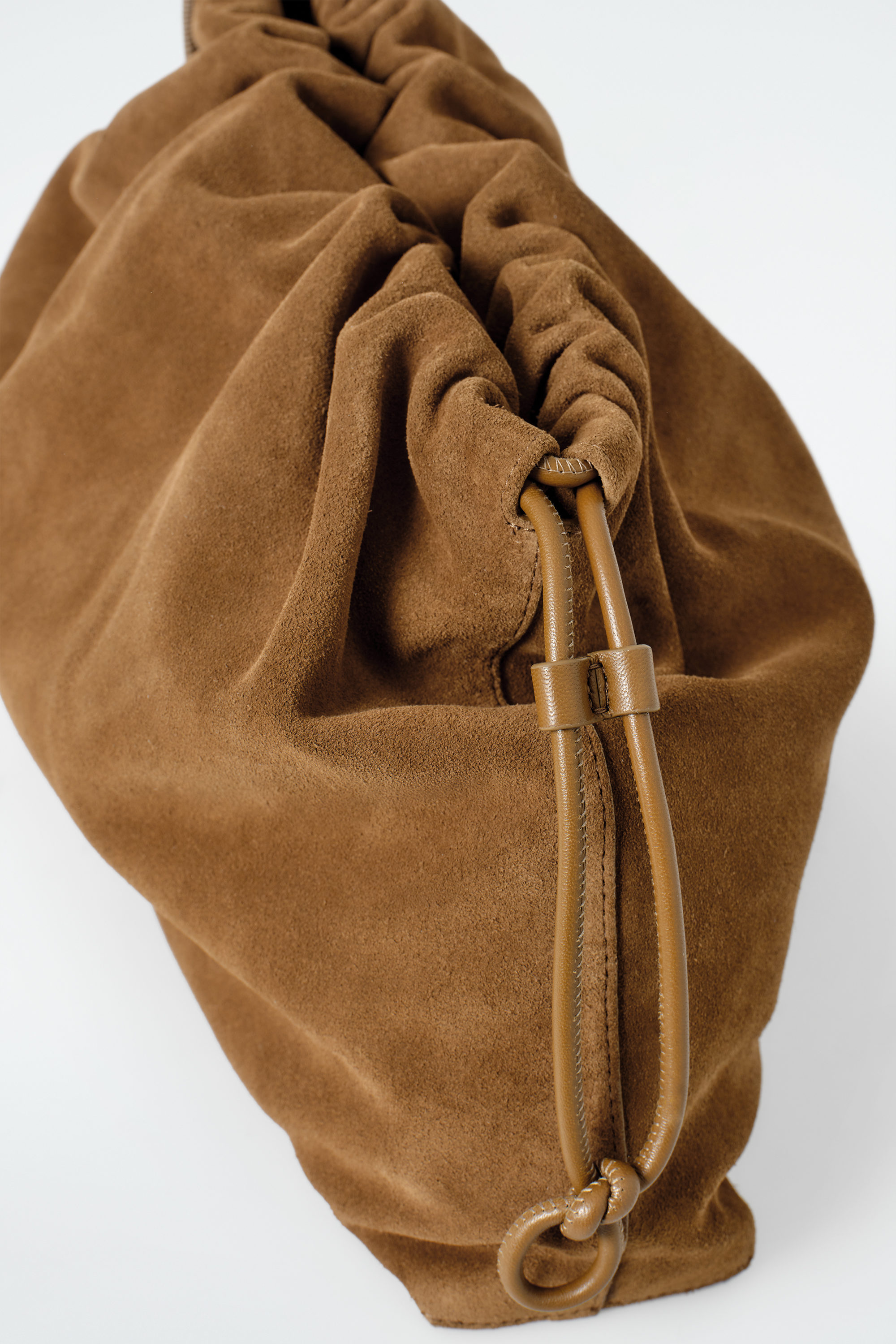 COS CAVATELLI ミニクラッチバッグ スエード CAVATELLI MINI CLUTCH BAG - SUEDE - BROWN | COS