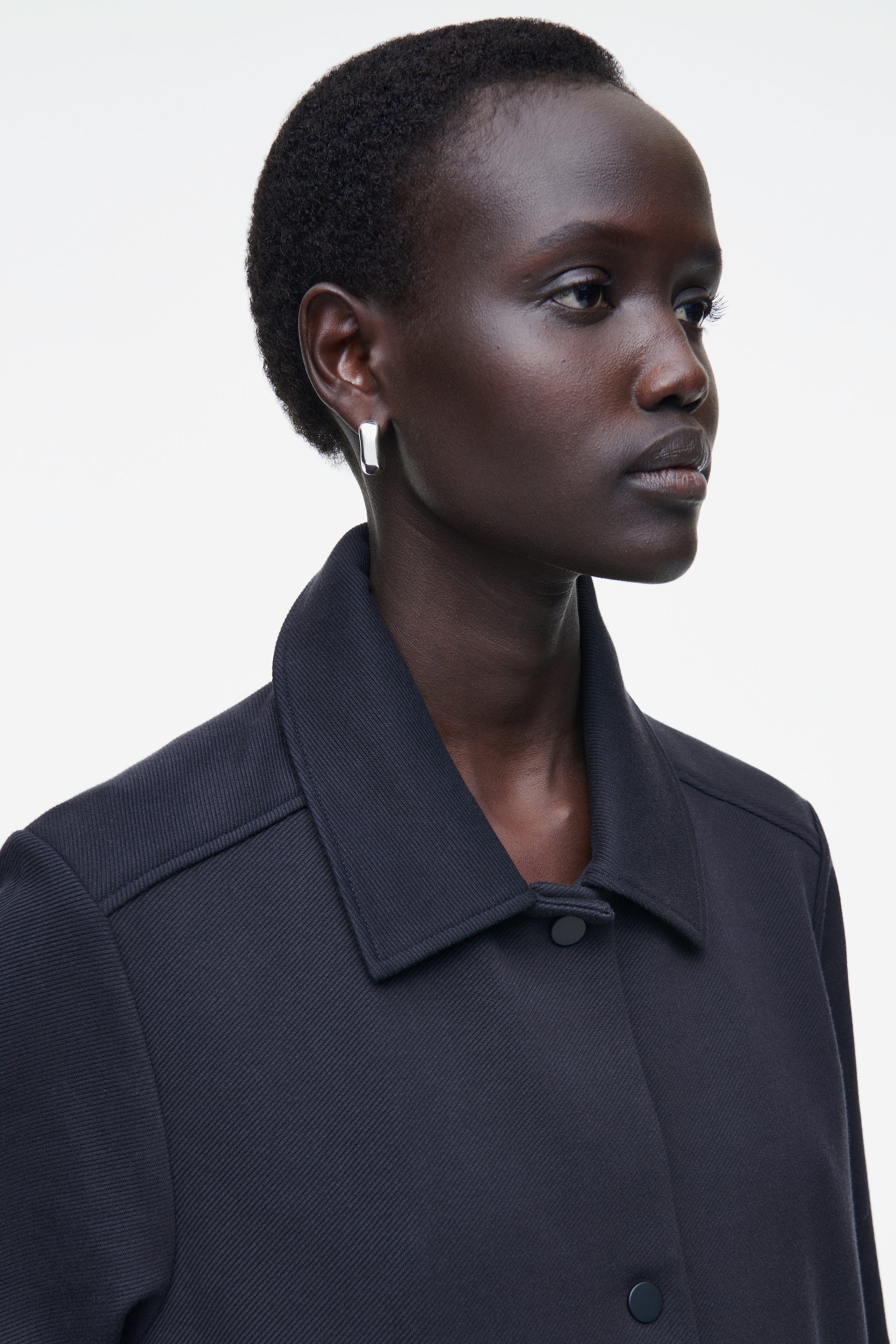 CHAQUETA FUNCIONAL CON FORMA DE TRAPECIO