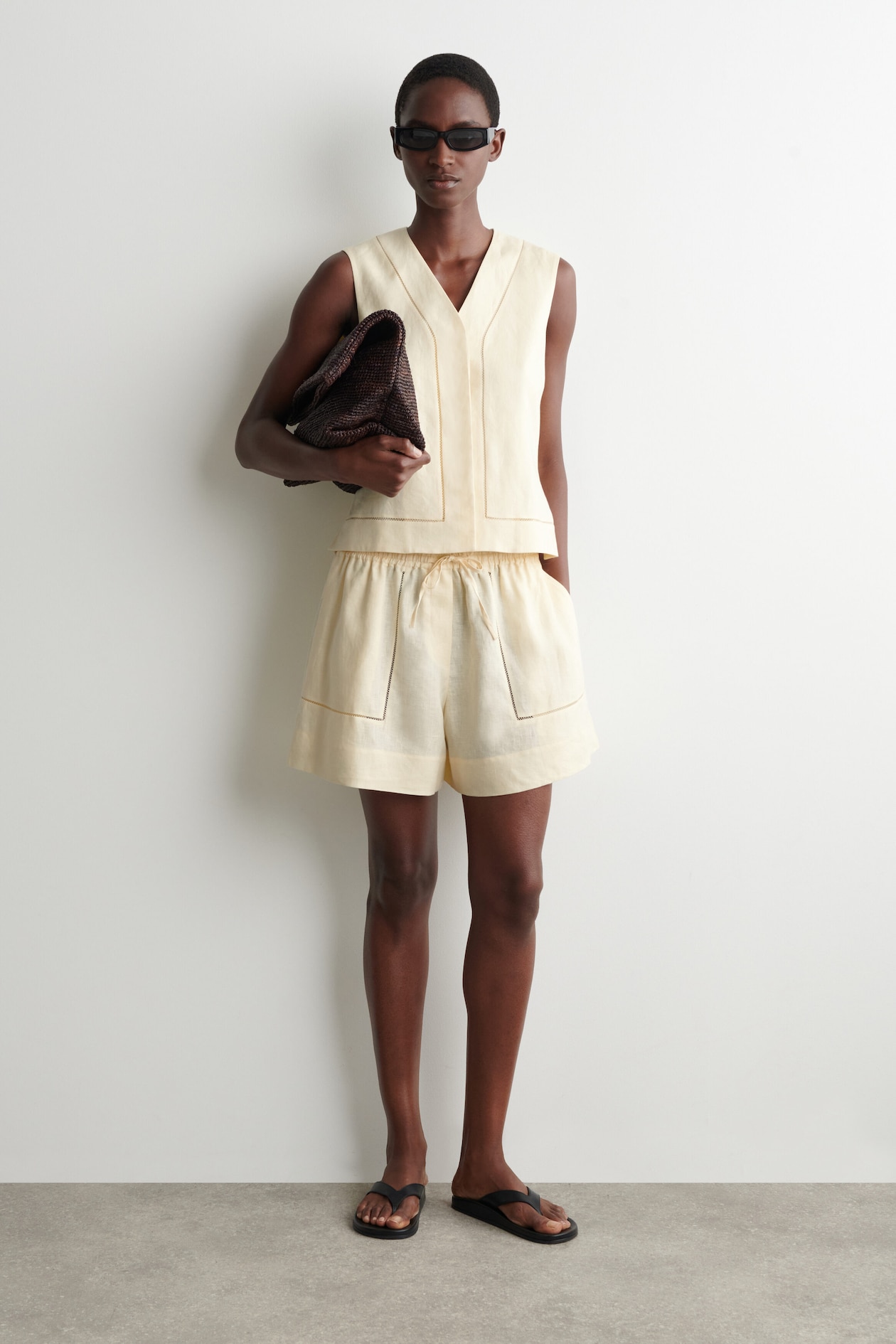 EMBROIDERED-DETAIL LINEN SHORTS