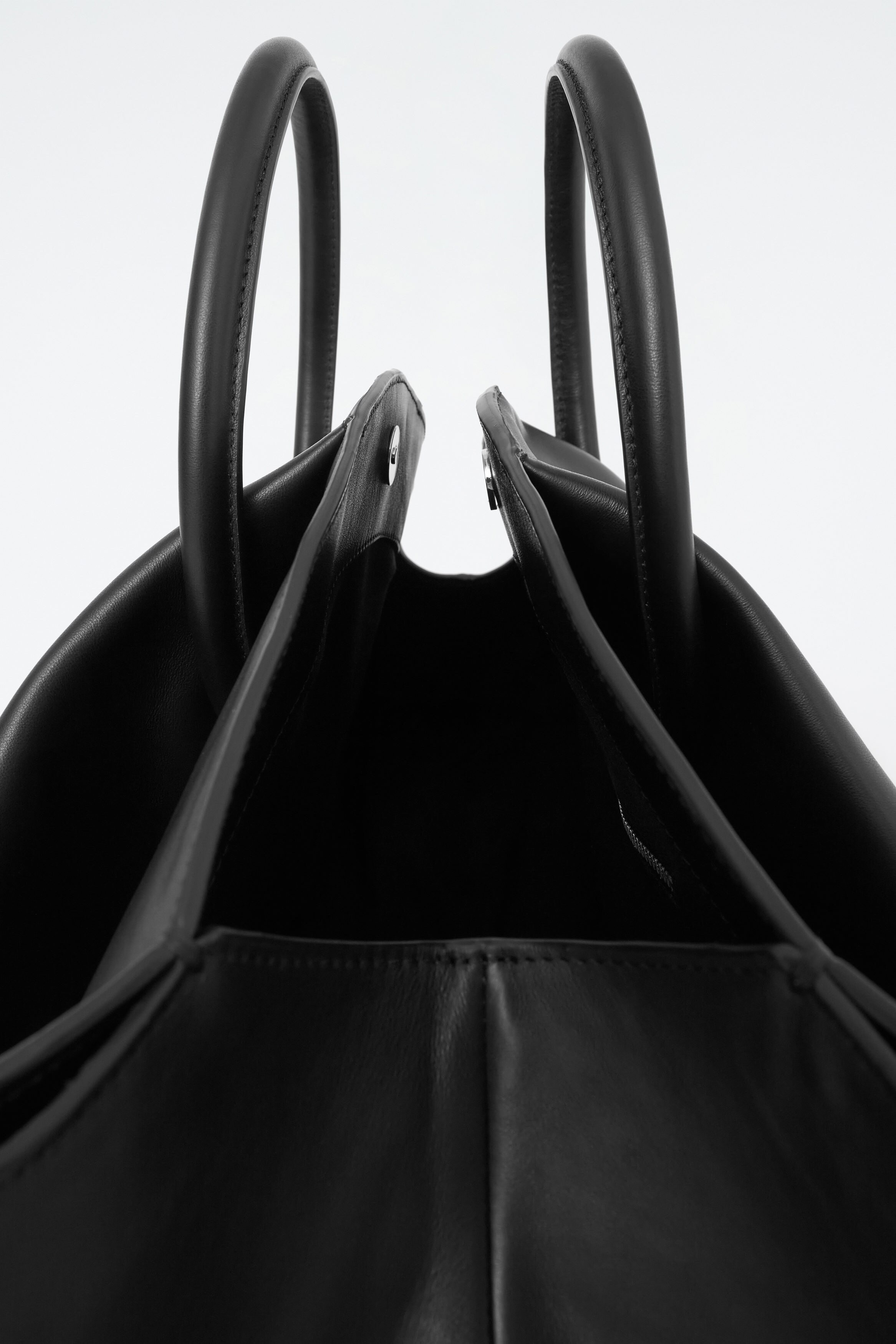 【送料&関税込】BY FAR Lilac Leather Cosmo Handbag 바이파(By Far) | BY FAR Lilac leather Cosmo handbag