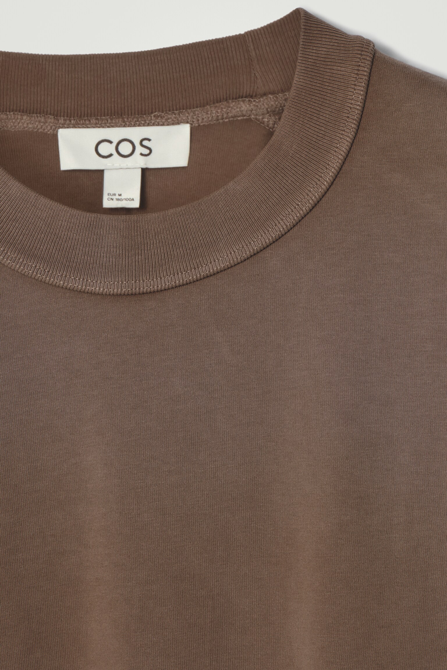 OVERSIZED MOCK-NECK T-SHIRT VAN GEWASSEN JERSEY - BRUIN/ZWART - 7