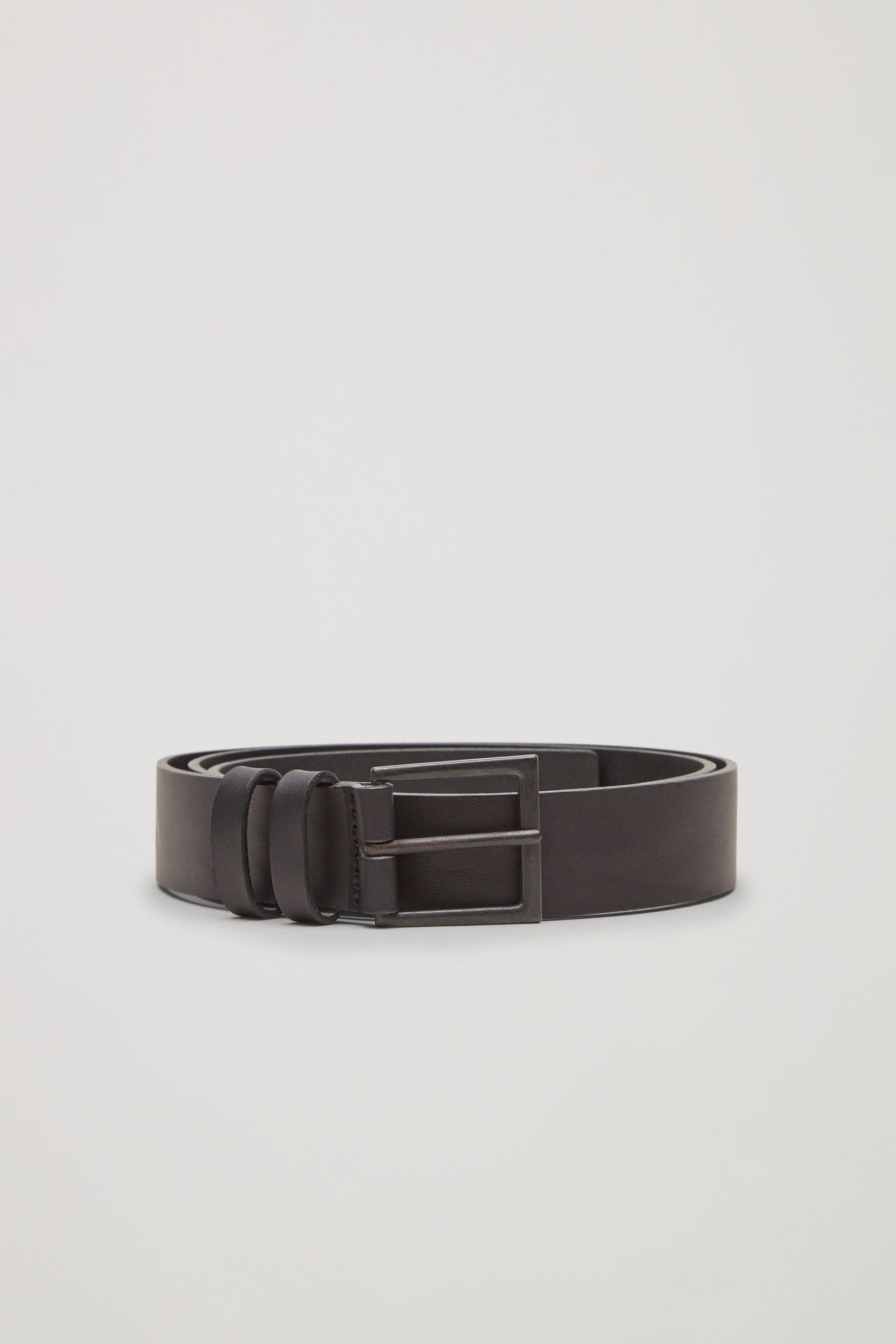 CLASSIC LEATHER BELT - BLACK | COS