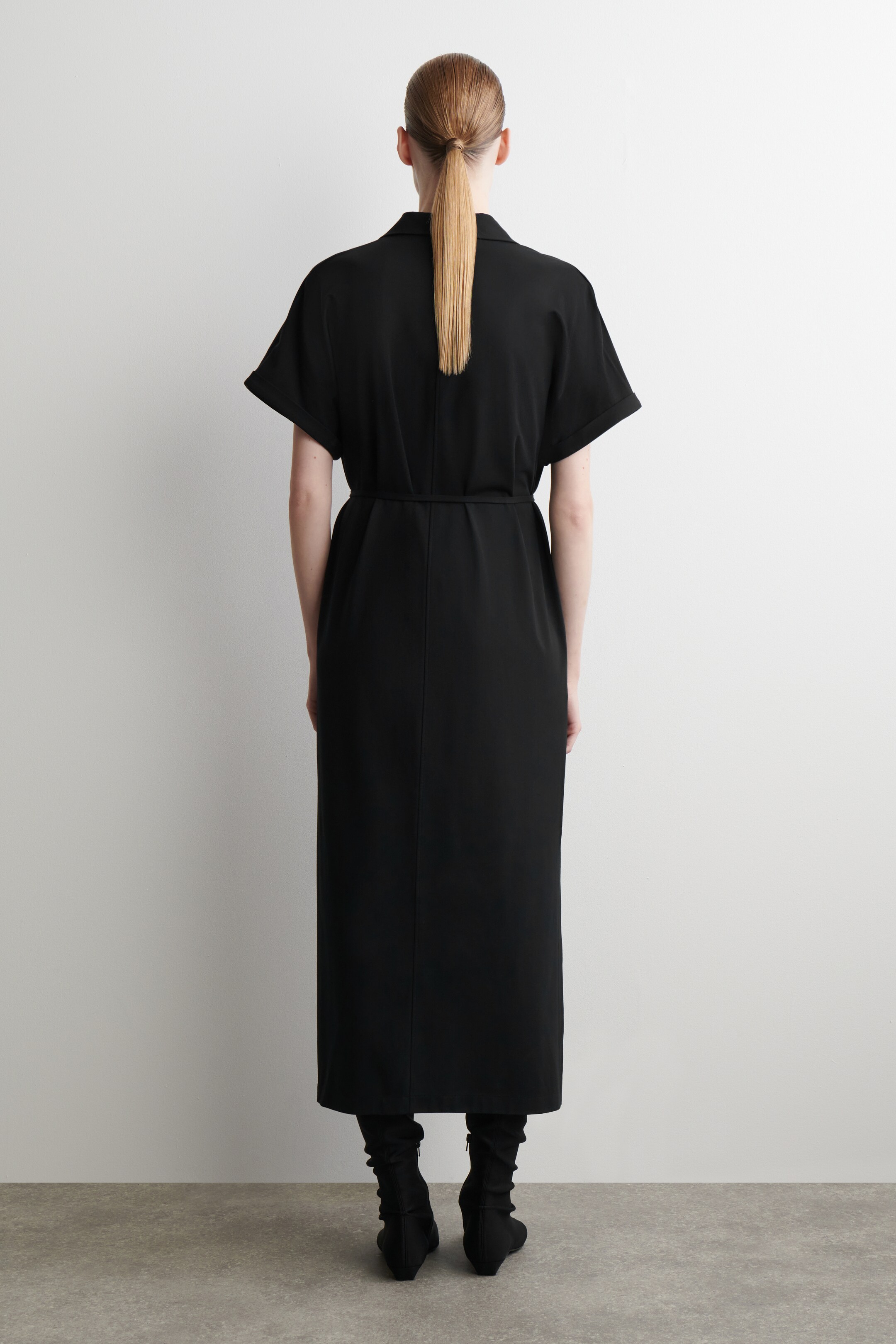 הצגת תמונה גדולה יותר: שמלת מידי פולו עם חגורה - שחור - Ladies | H&M IL 2