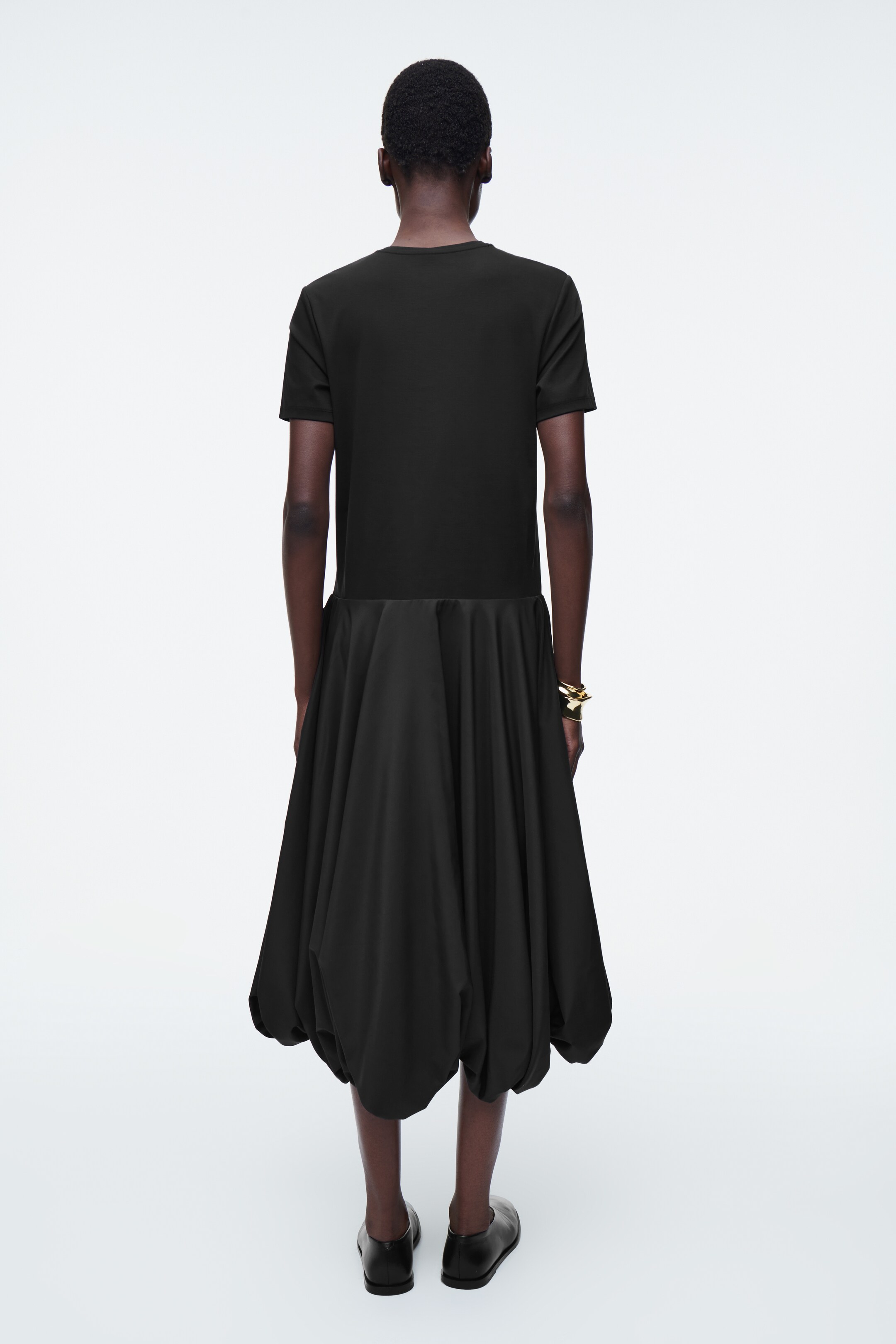 Visualizza immagine più grande: ABITO T-SHIRT CON ORLO A PALLONCINO - NERO - DONNA | H&M IT 4